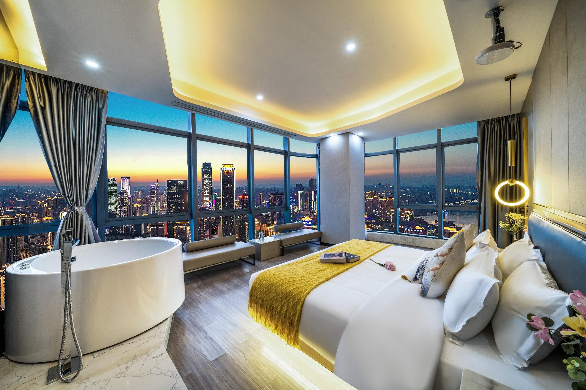 Suite with Bathtub