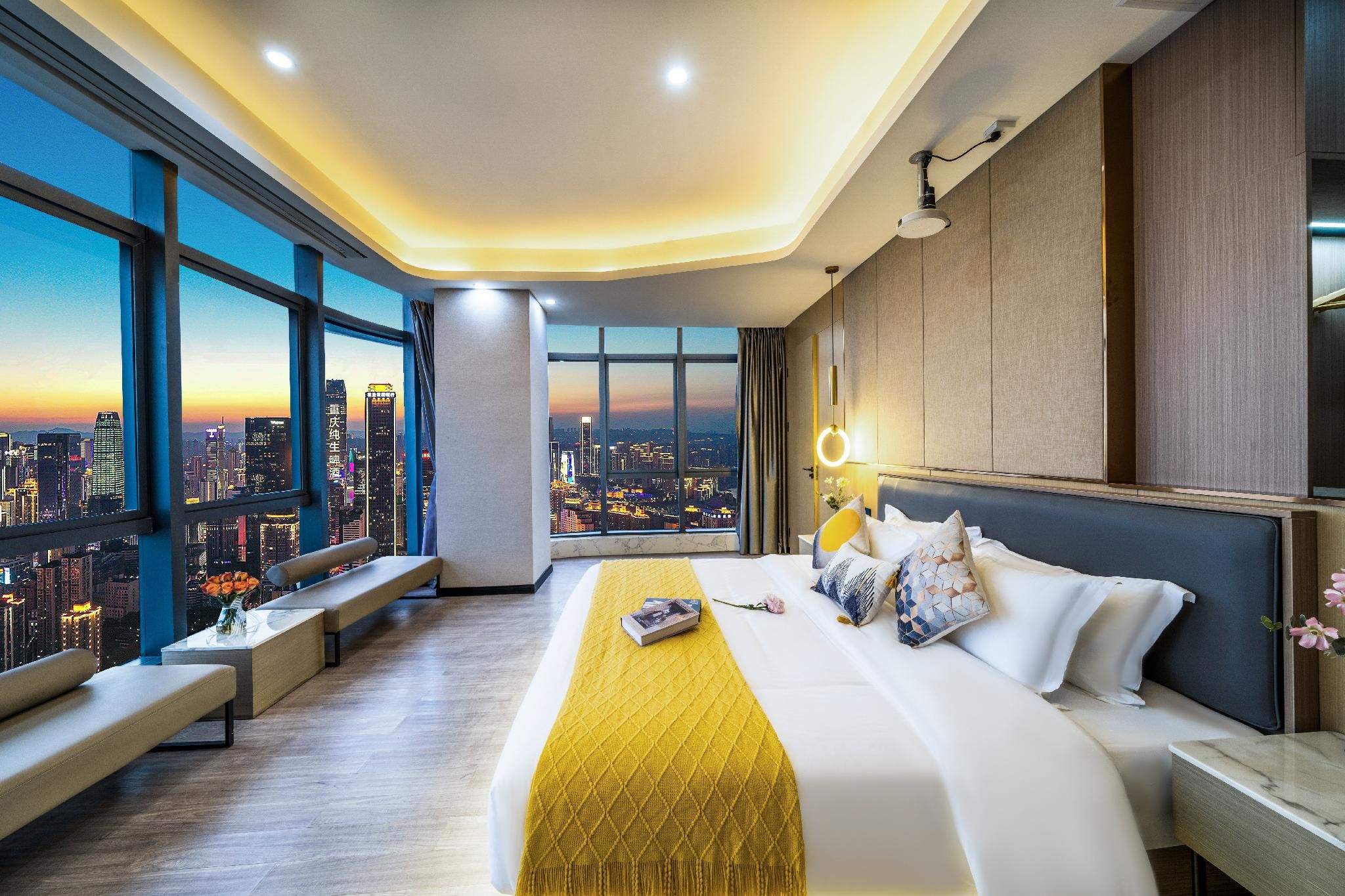 Suite with Bathtub