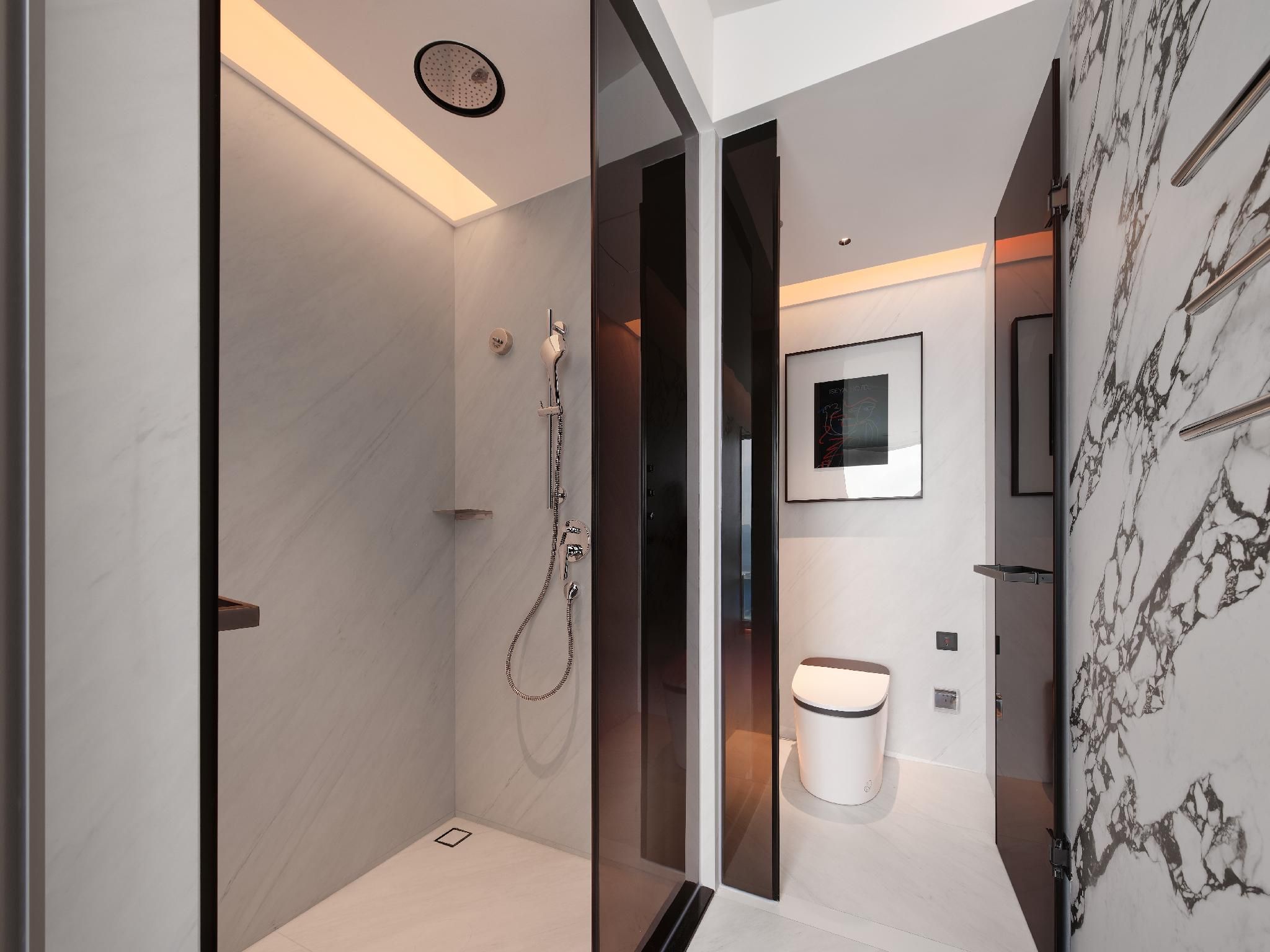 River View King Room - Large Bathtub