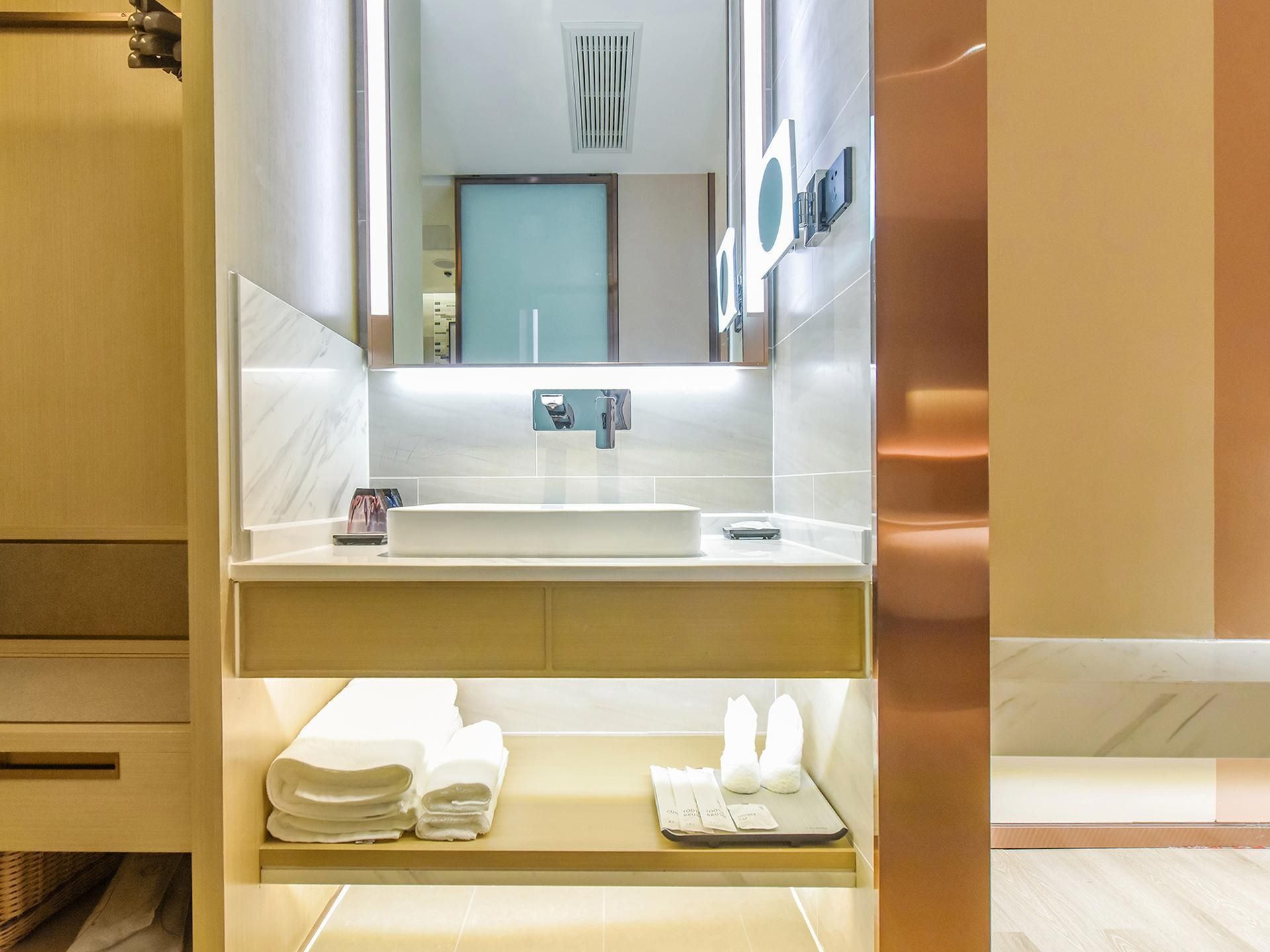 WH - Superior Twin, No Window