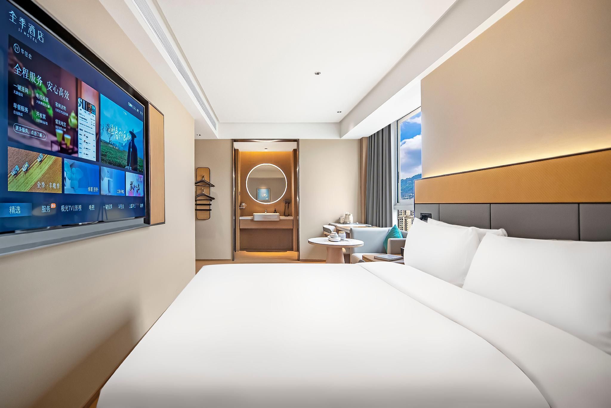 Ji Hotel Chongqing Wanzhou Nanbin Park City Queen Room with Mountain View 3