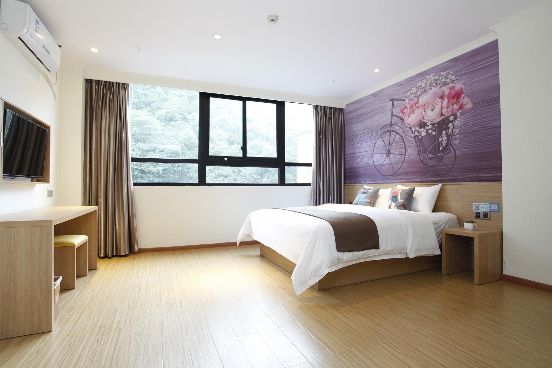 Business Queen Room