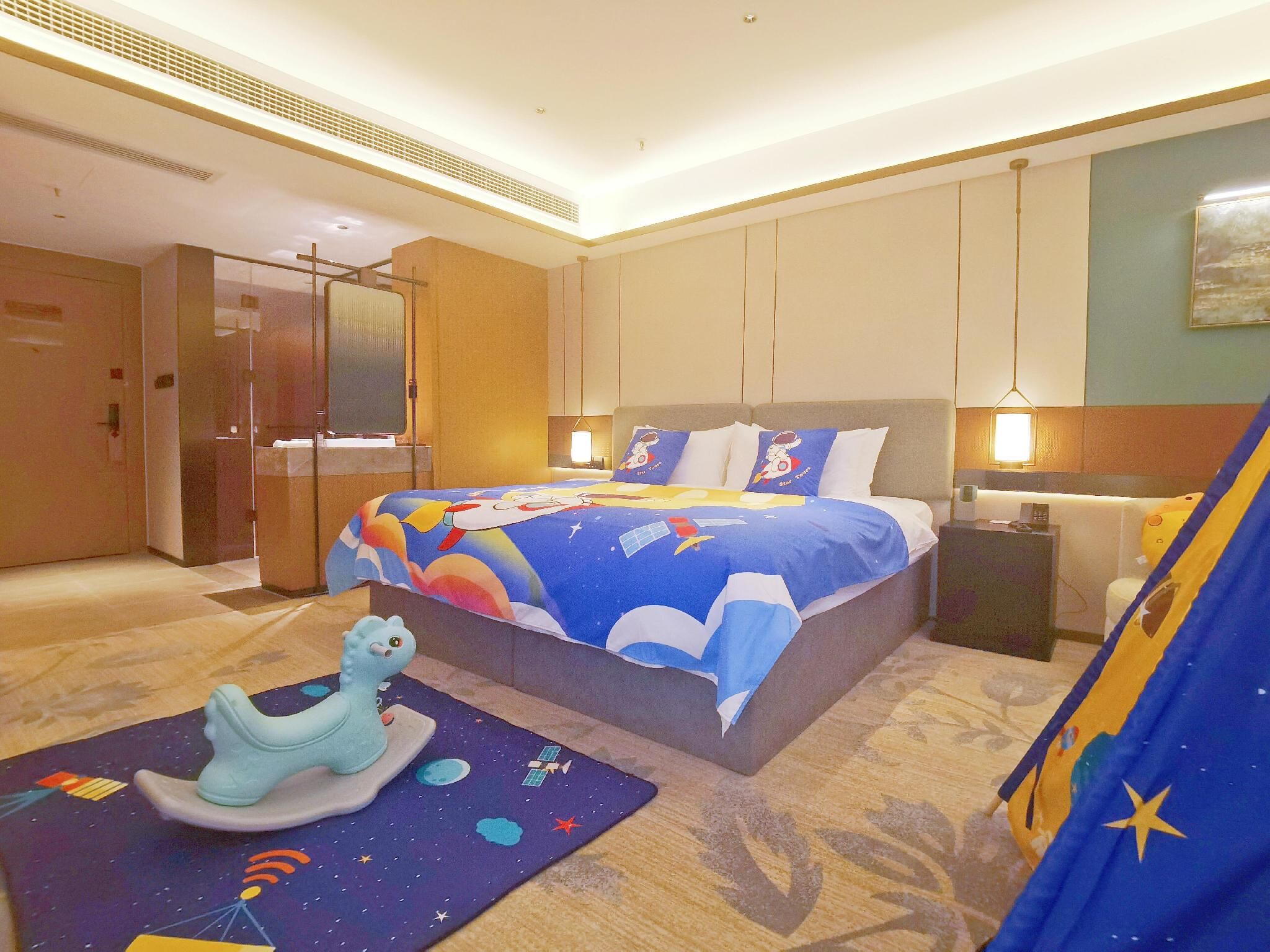 Parent-child Queen Room with Mountain View