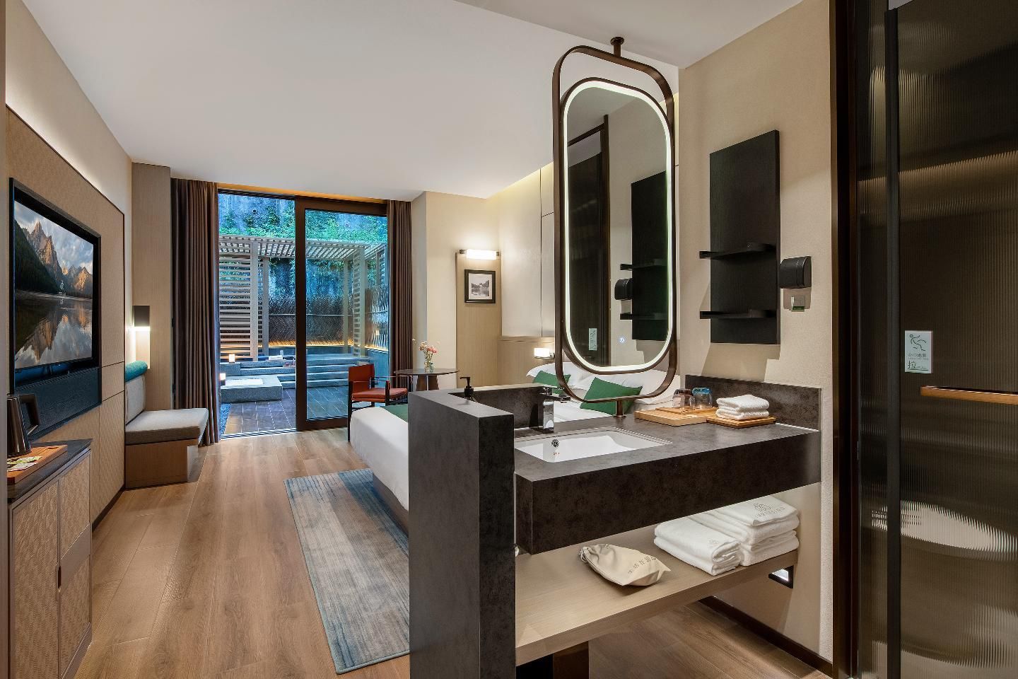 Courtyard Queen Room with Bath