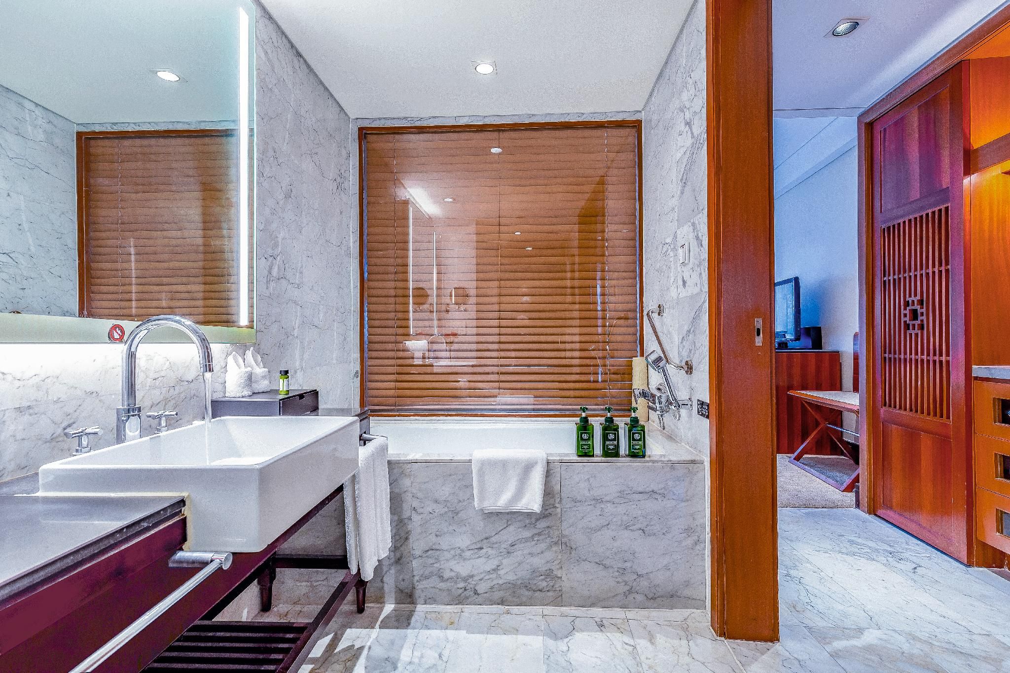 Relax Room with Bathtub