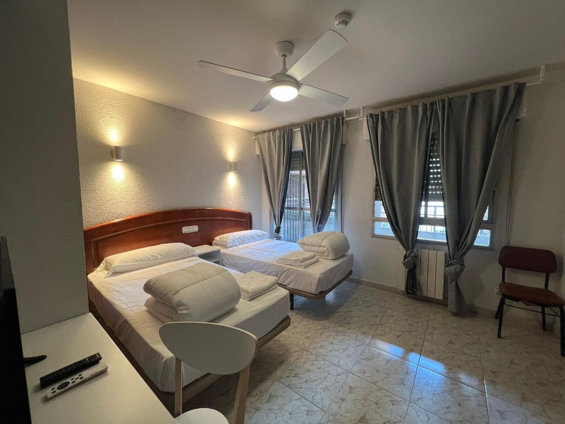 Hostal La Embajada Compact Twin Non-Smoking 2