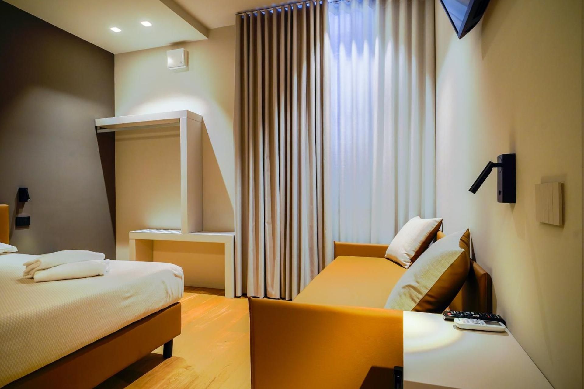 Virginia Madre Luxury Rooms Deluxe King Room 2