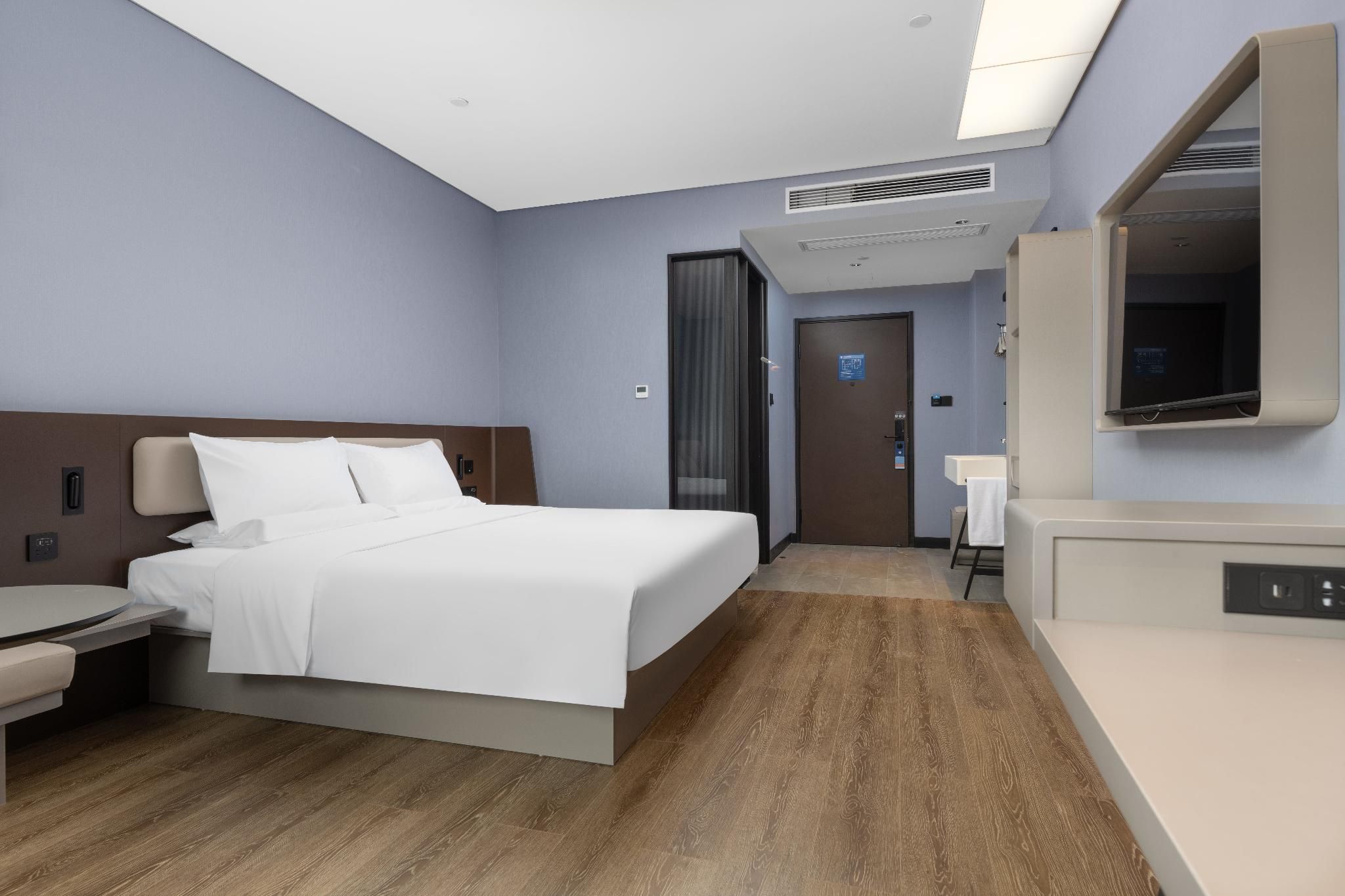 Huazhu - Room With River View