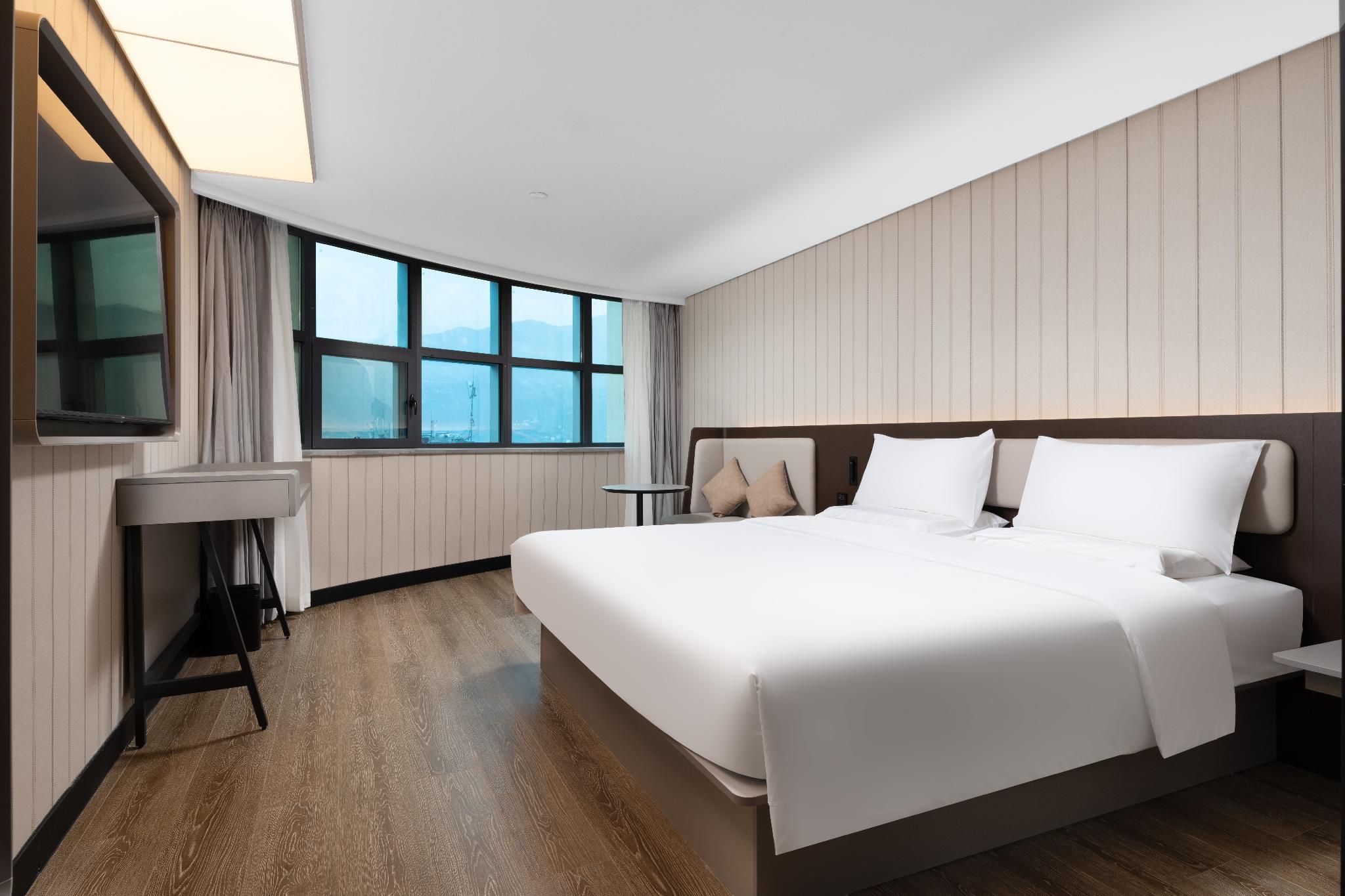 Huazhu - Room With River View