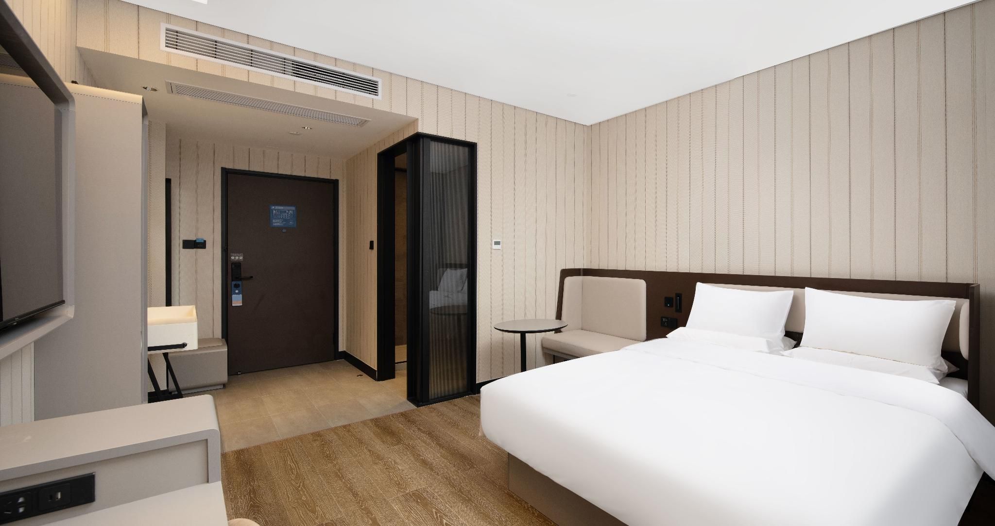 Huazhu - Room With Bed