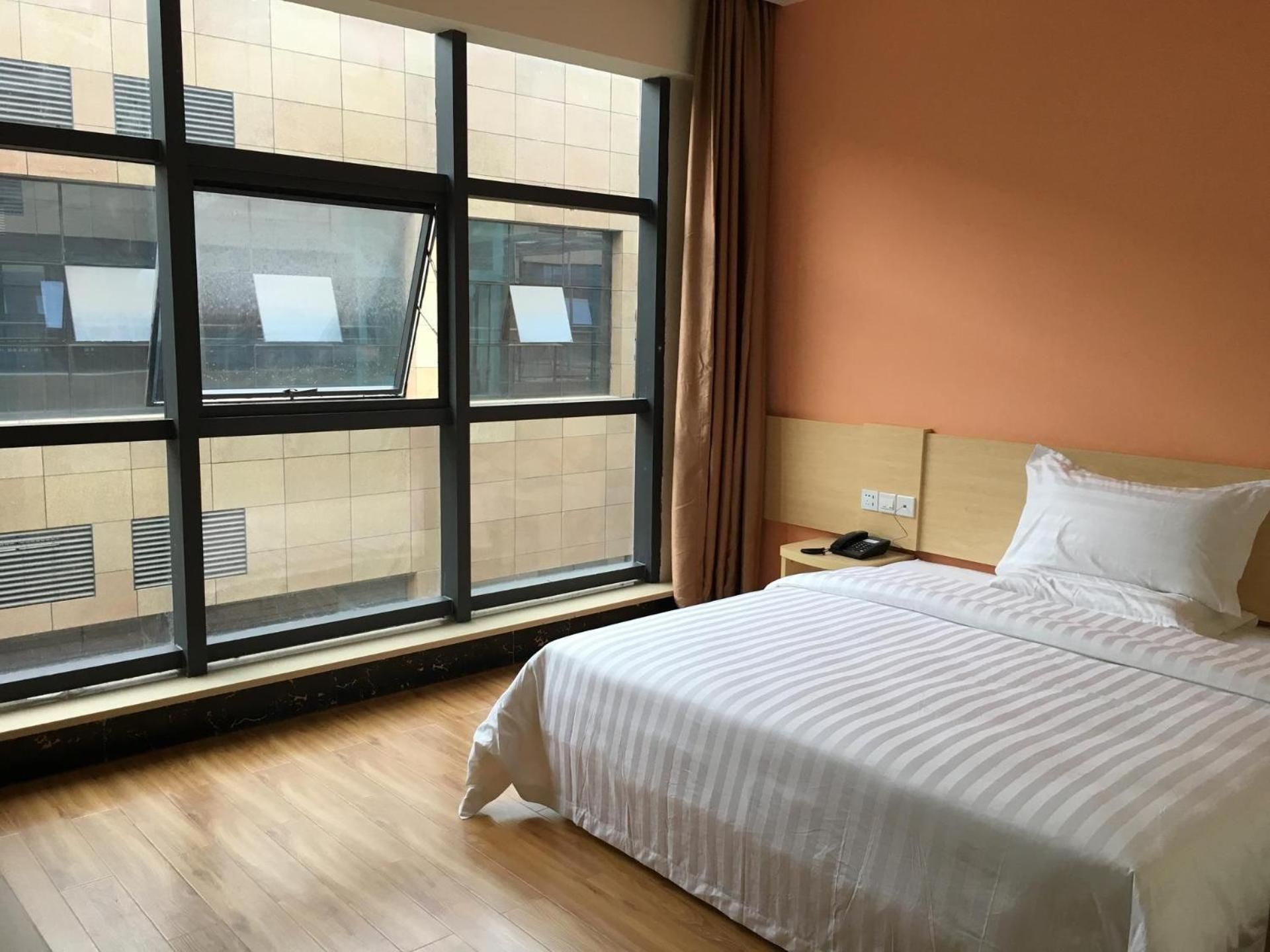 Comfortable Queen Room