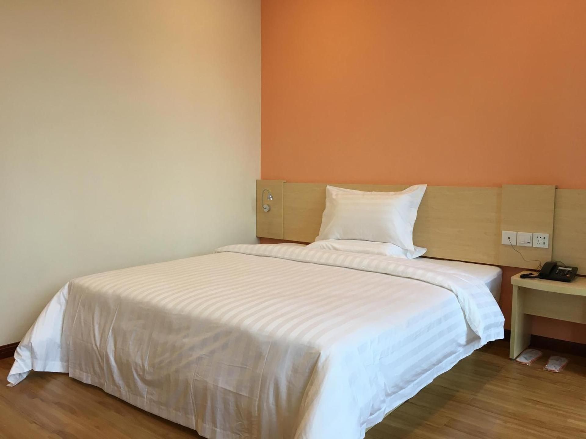 Comfortable Queen Room
