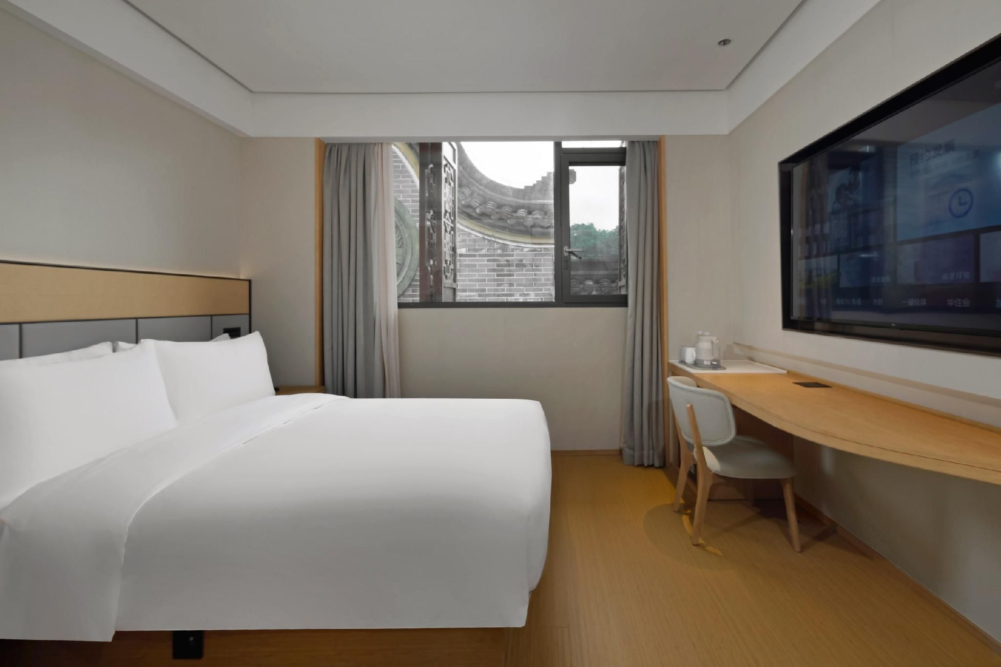 Huazhu - Room With Bed