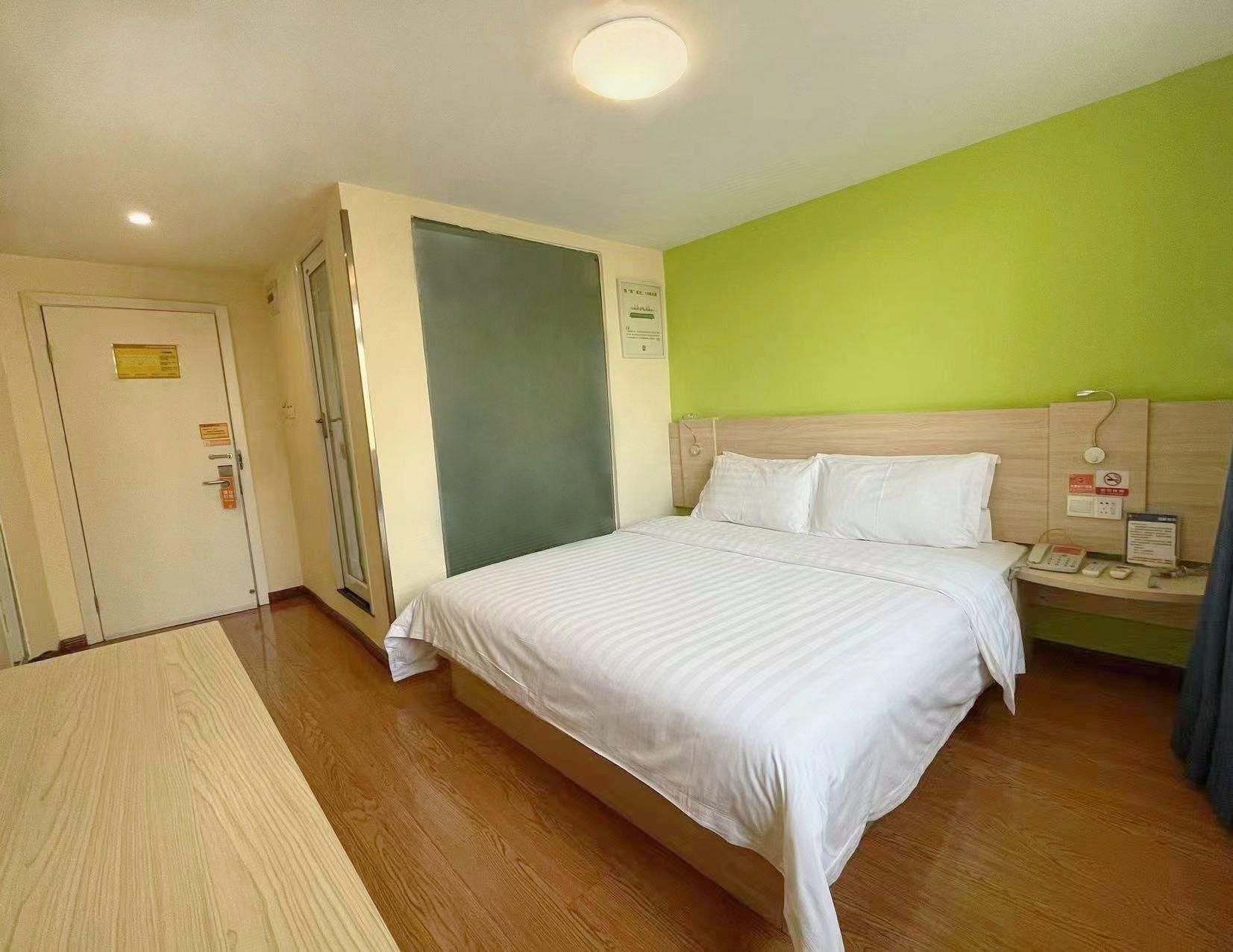 Business Queen Room