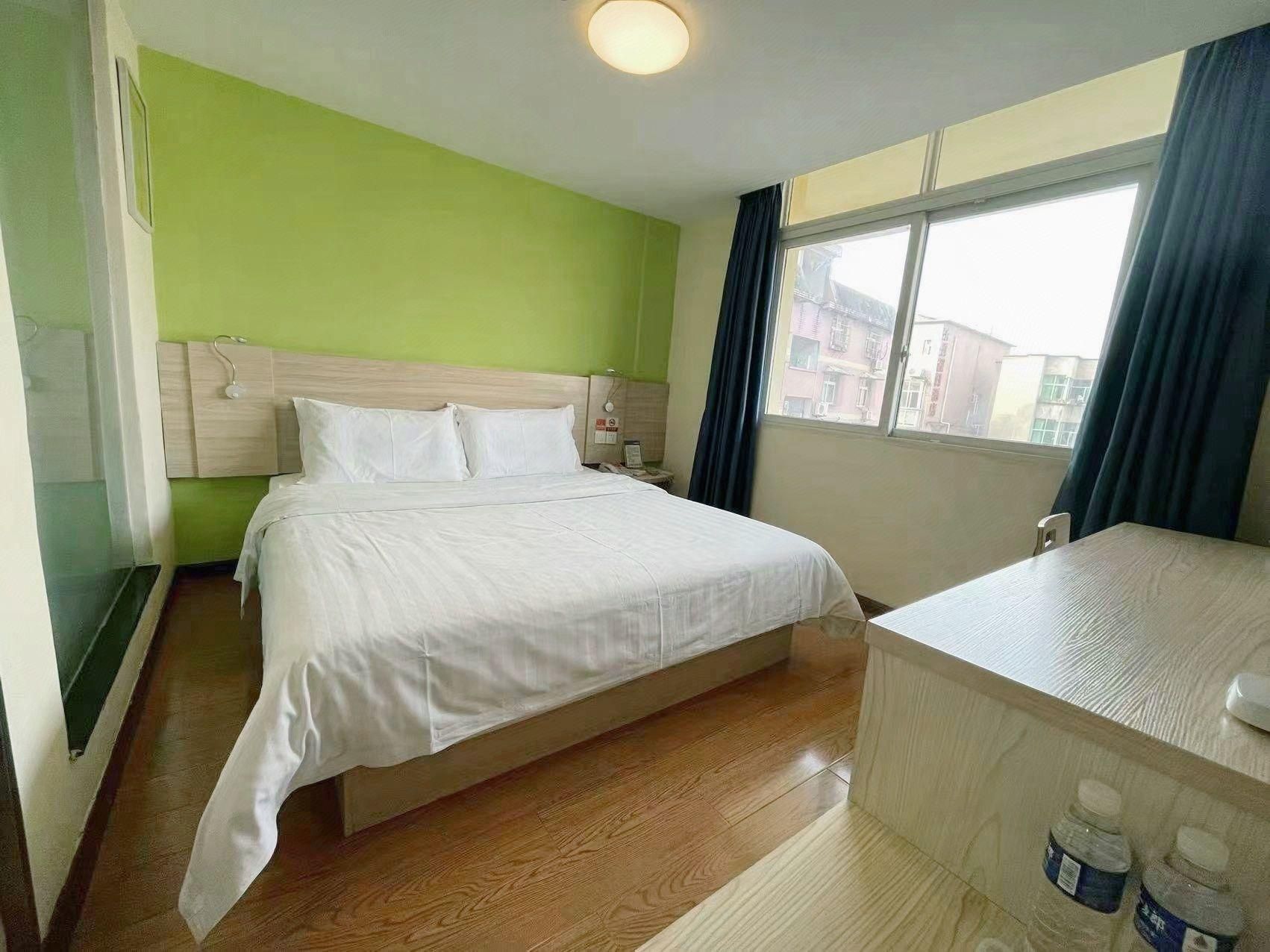 Business Queen Room