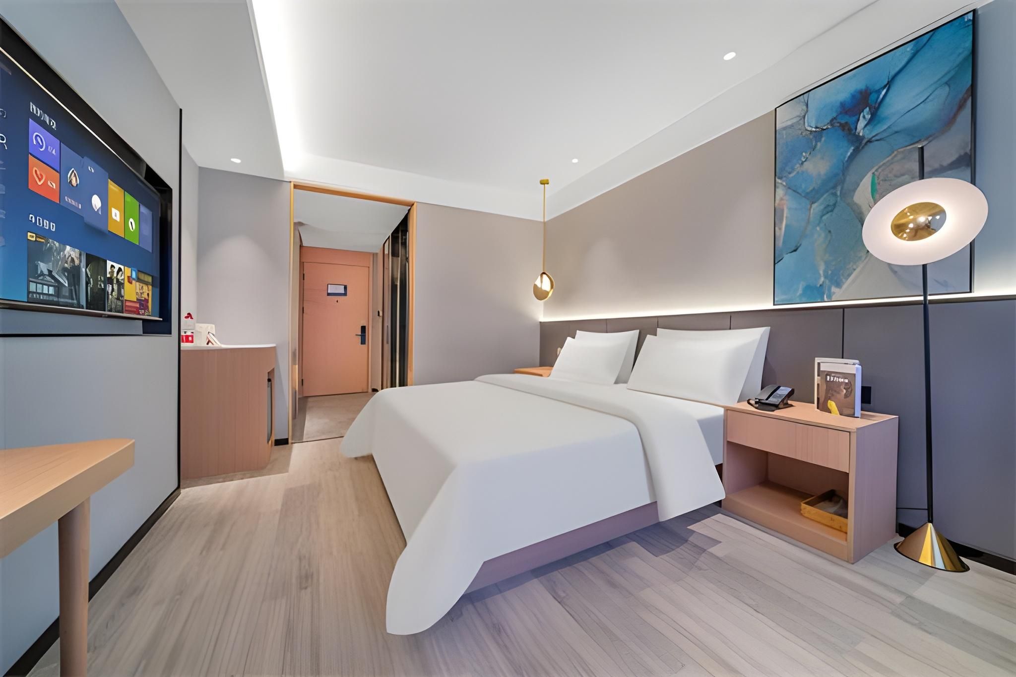 Landscape Queen Room