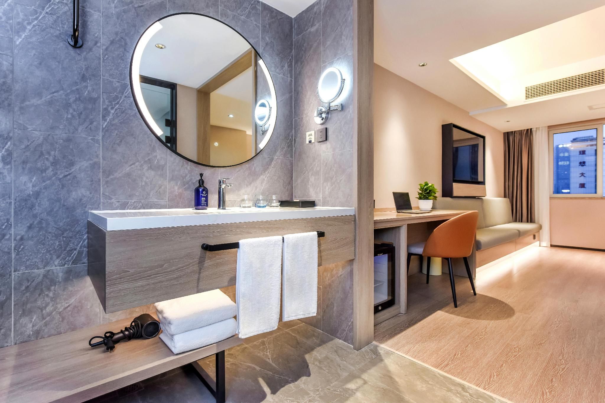 Deluxe Family Room, Guest room