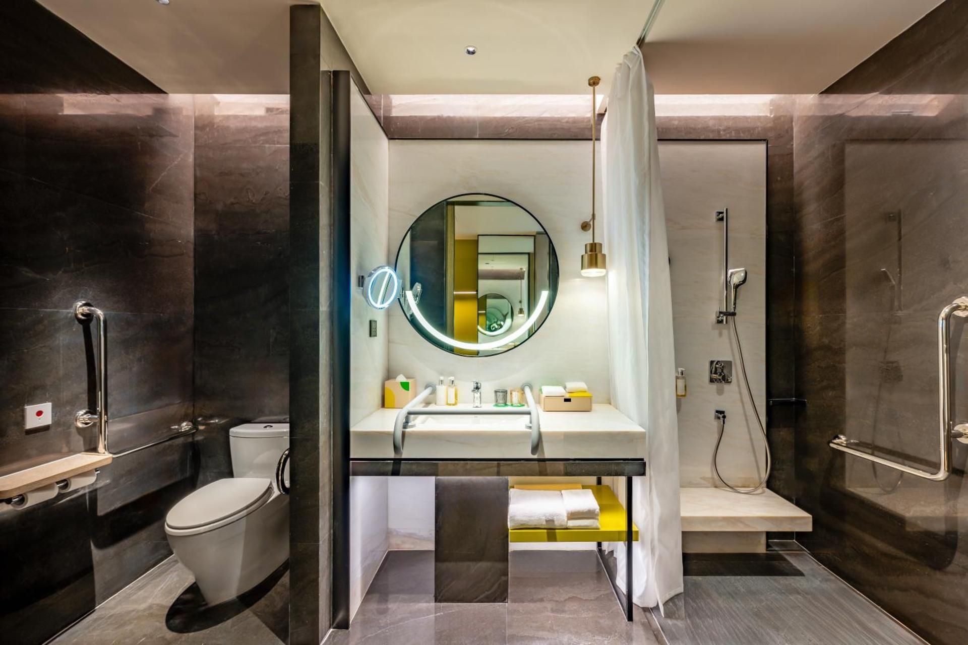 Double Room with Mobility Accessible Roll In Shower