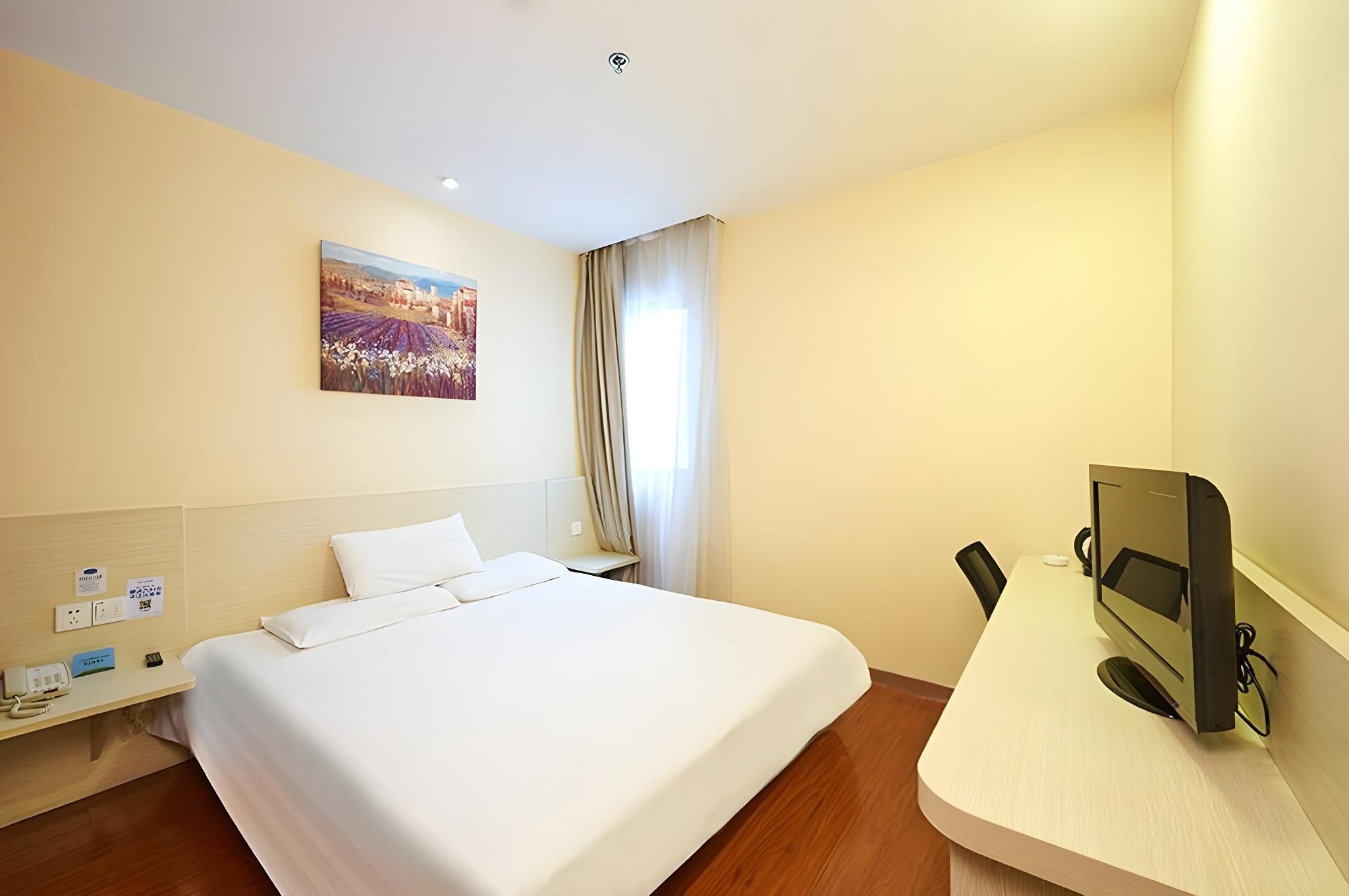 Hotel Queen Room