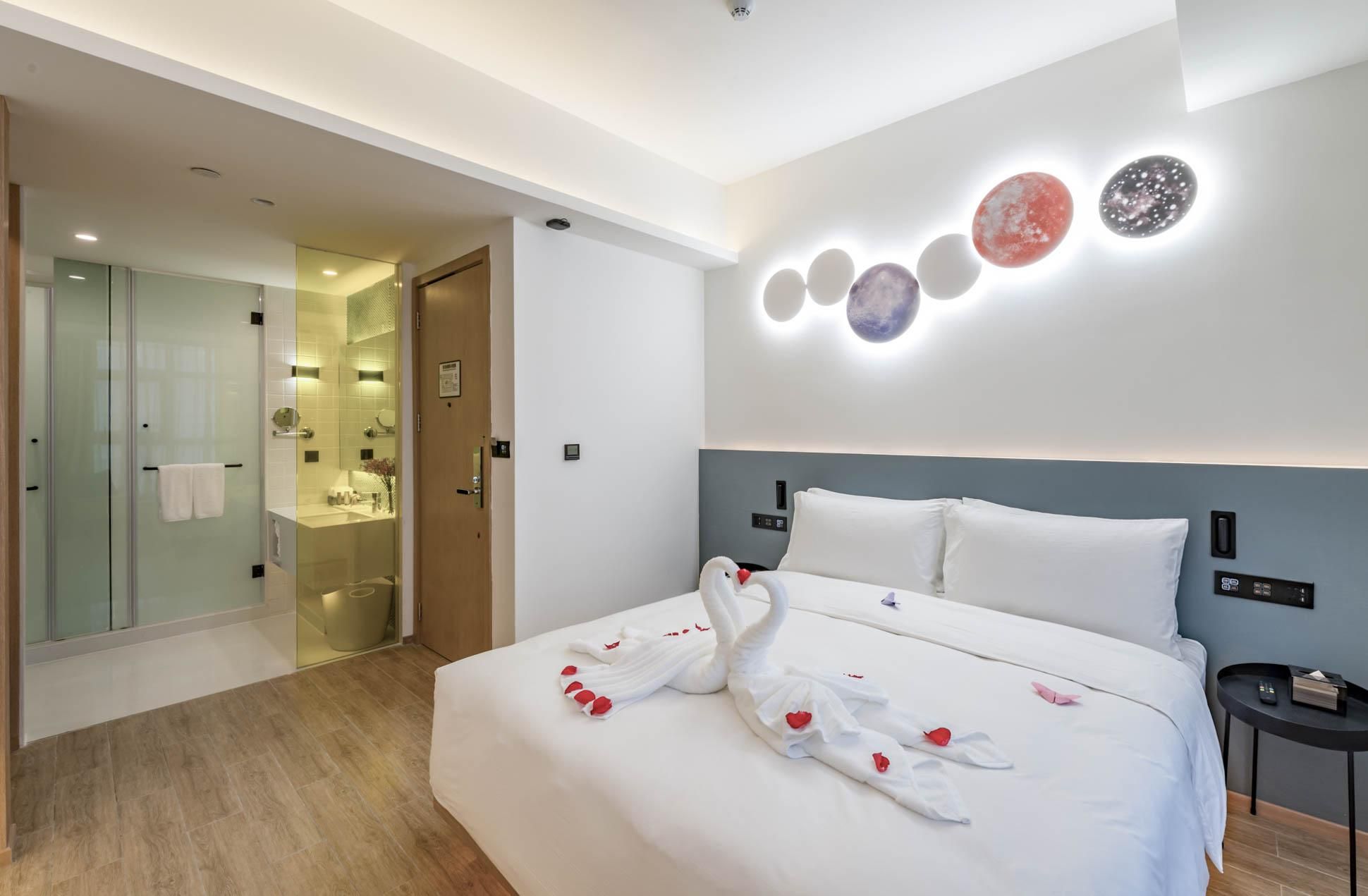 Rezen - Light Luxury 1 Bed Room