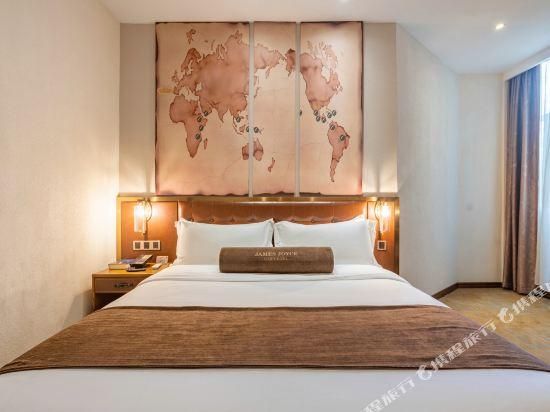 James Joyce - Queen Bed Room