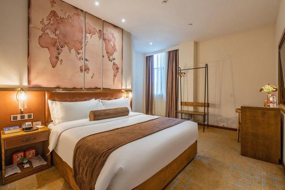 James Joyce - Queen Bed Room
