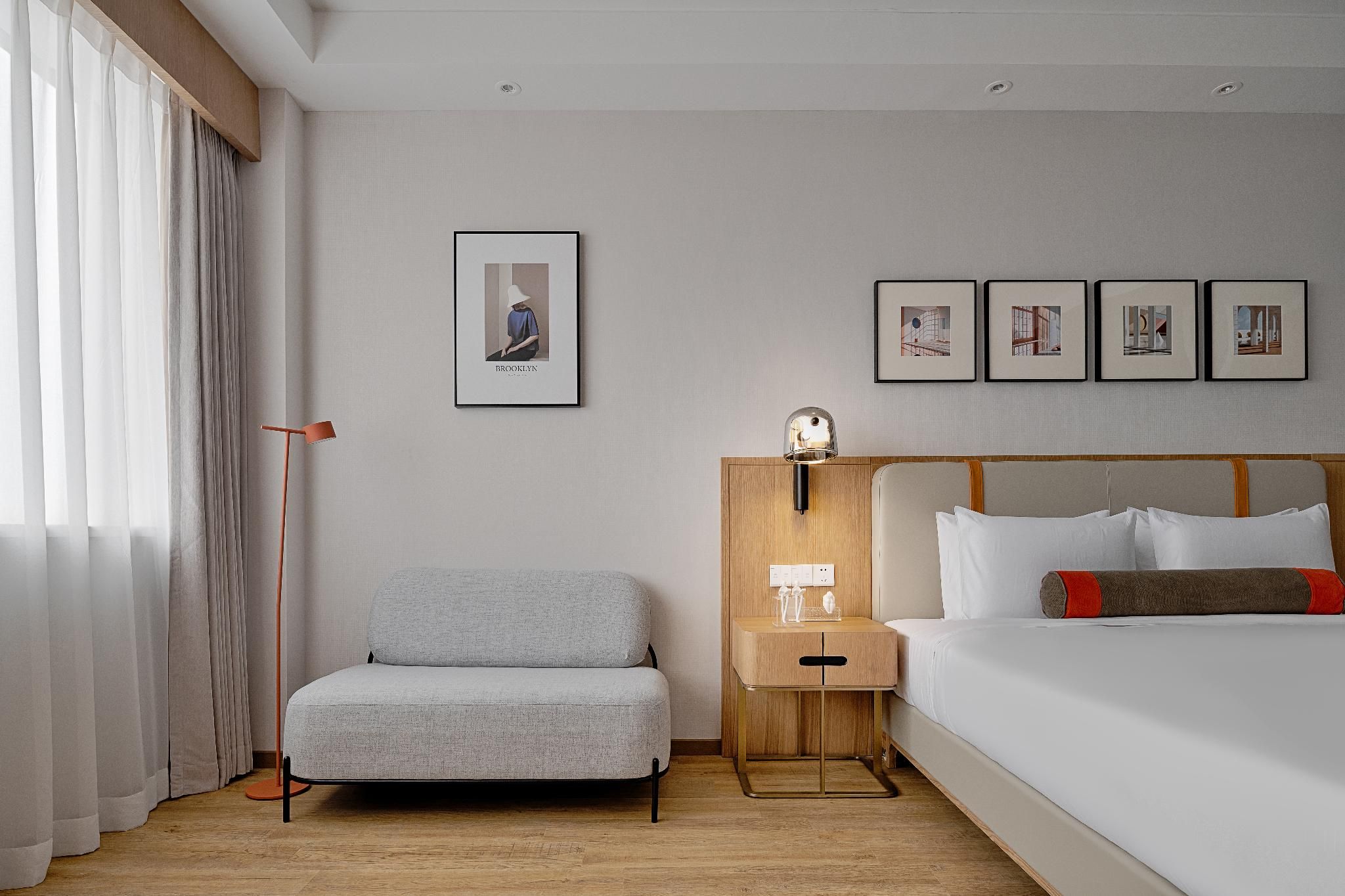 Business Queen Room with Lake View