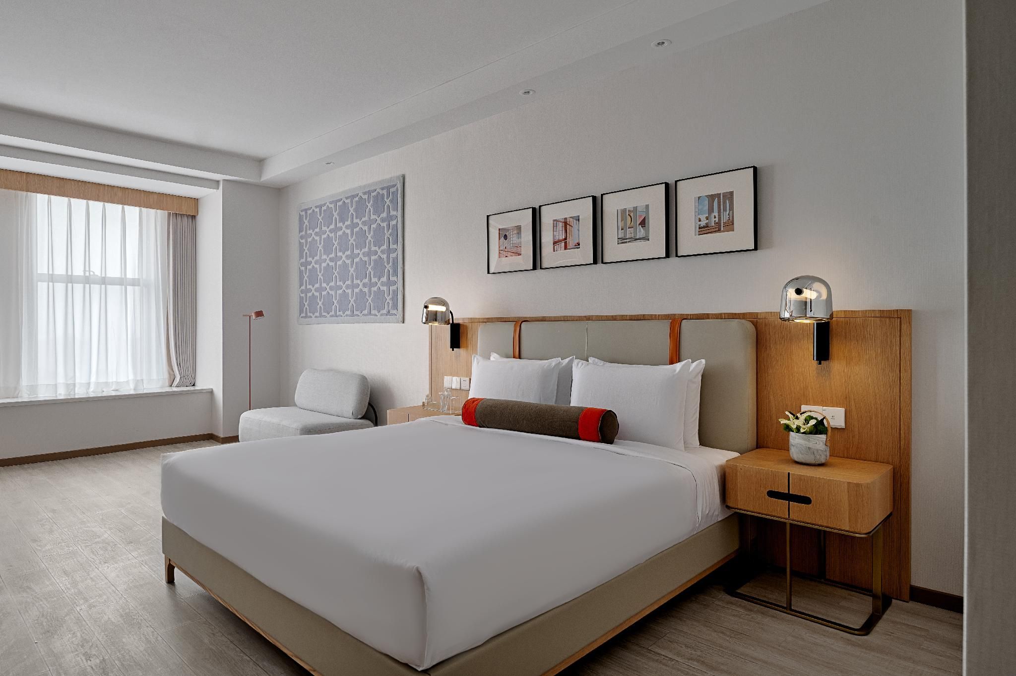Business Queen Room with Lake View