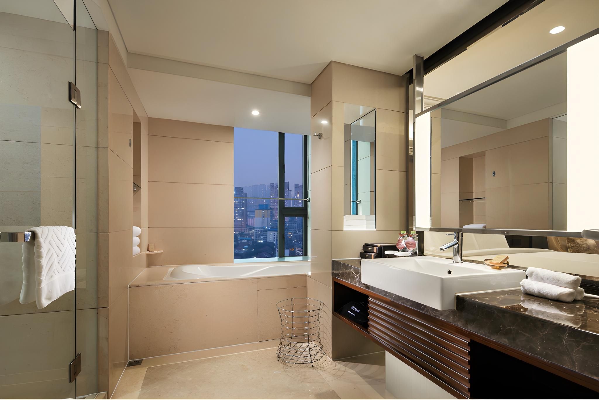 1 King Bed Deluxe Room With Bay Window