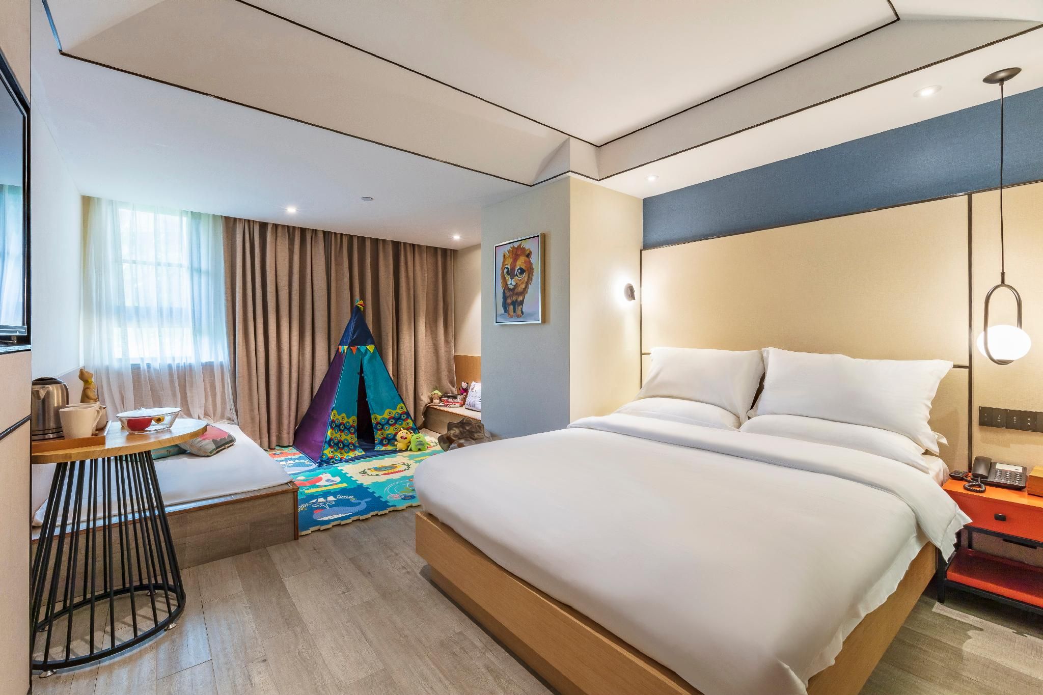 Family Room with Nature - Kid-Friendly