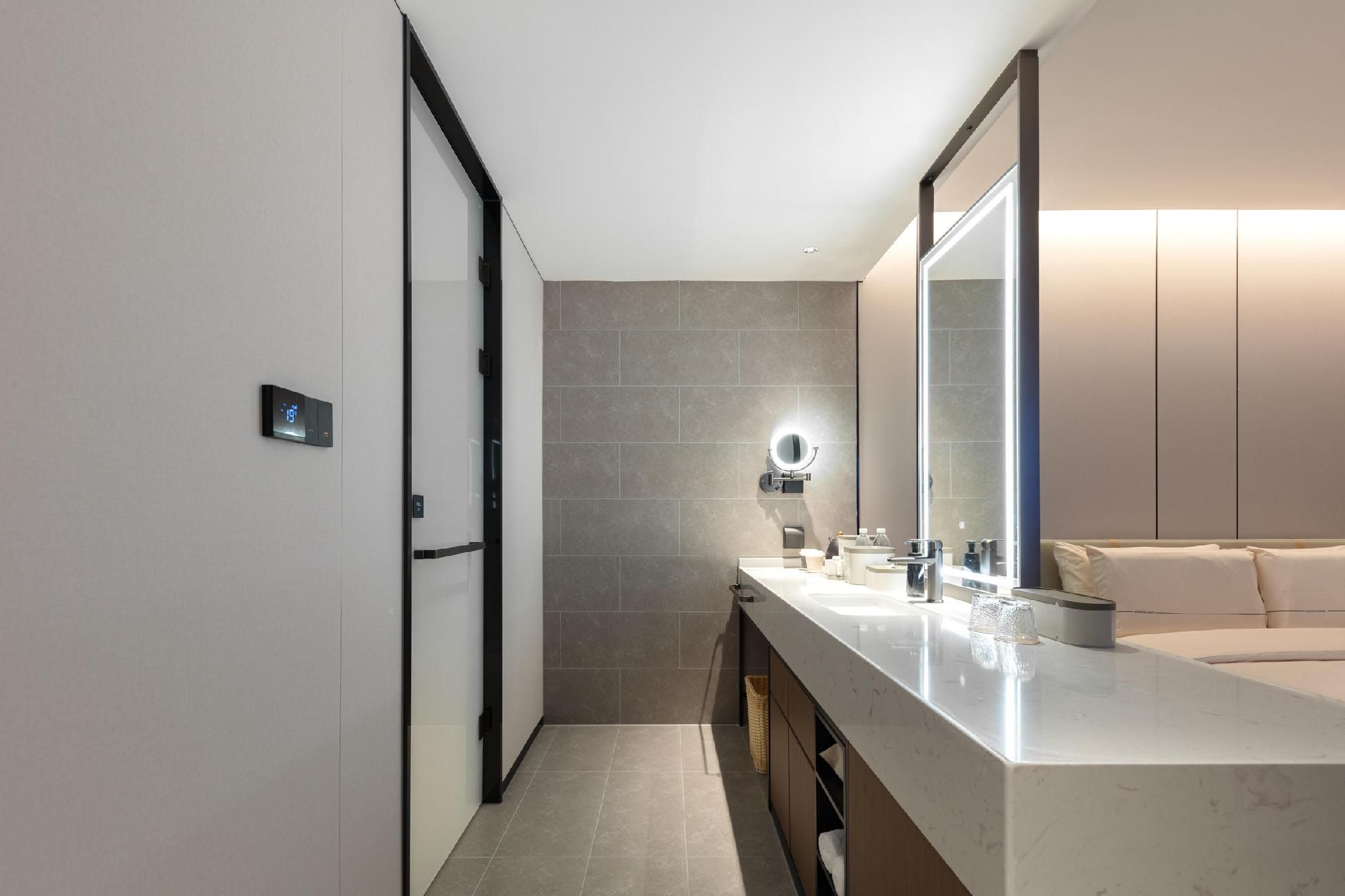 Executive Queen Room - Atrium View