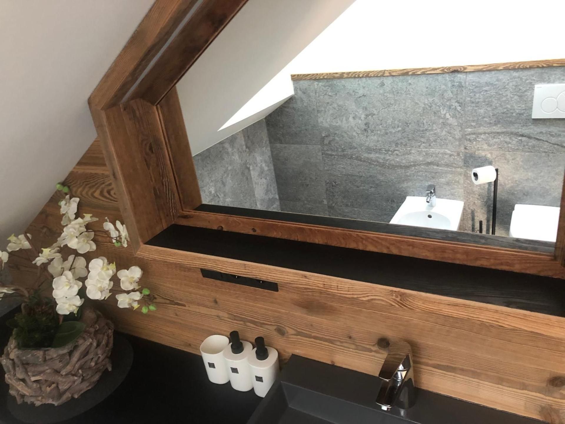Deluxe Suite with Whirlpool, Sauna and Mountain View