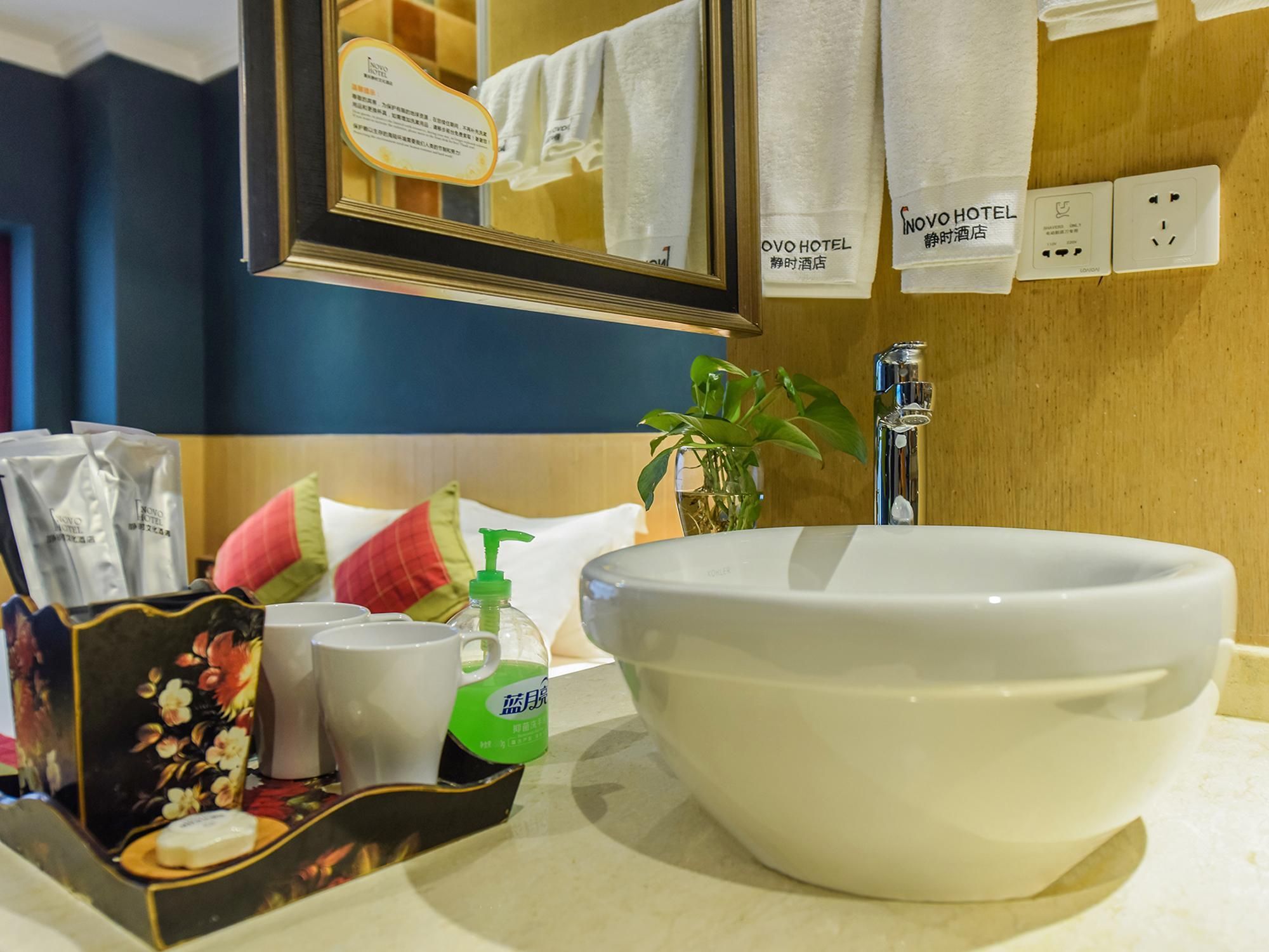 Novo Hotel Theme King Bed 3