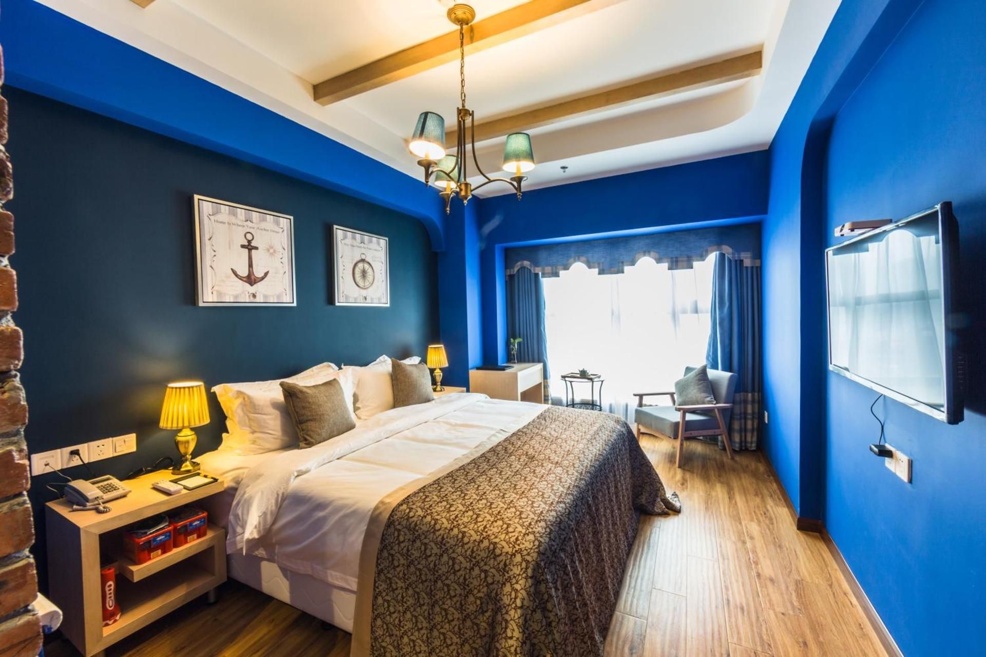 Novo Hotel Theme King Bed 2