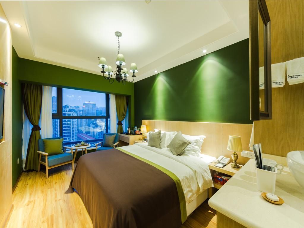 Novo Hotel Theme King Bed
