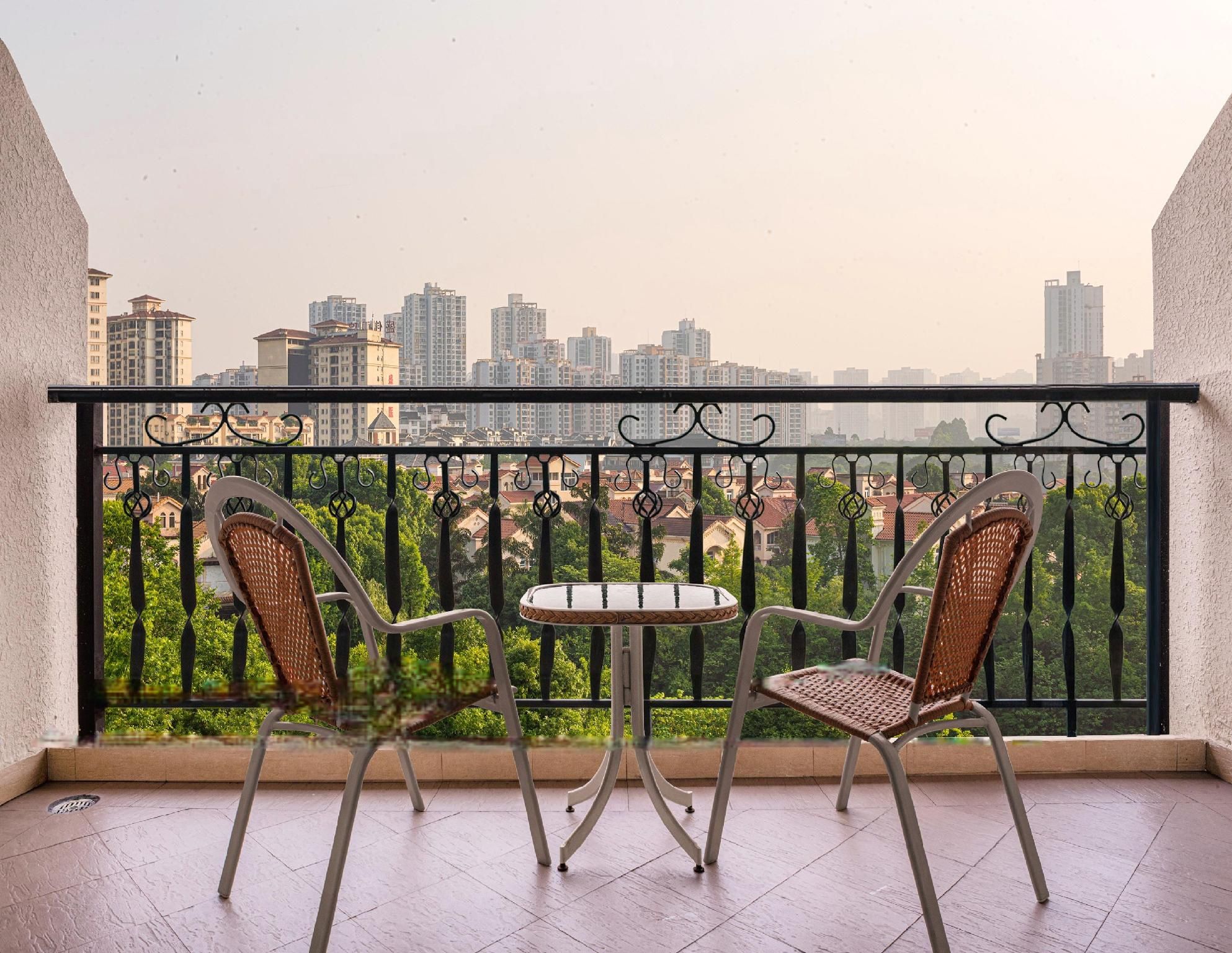 Mountain View Executive King with Balcony