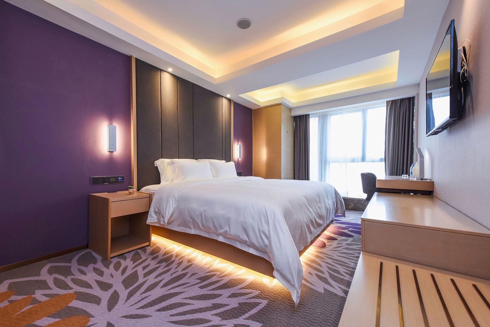 Queen Room with View