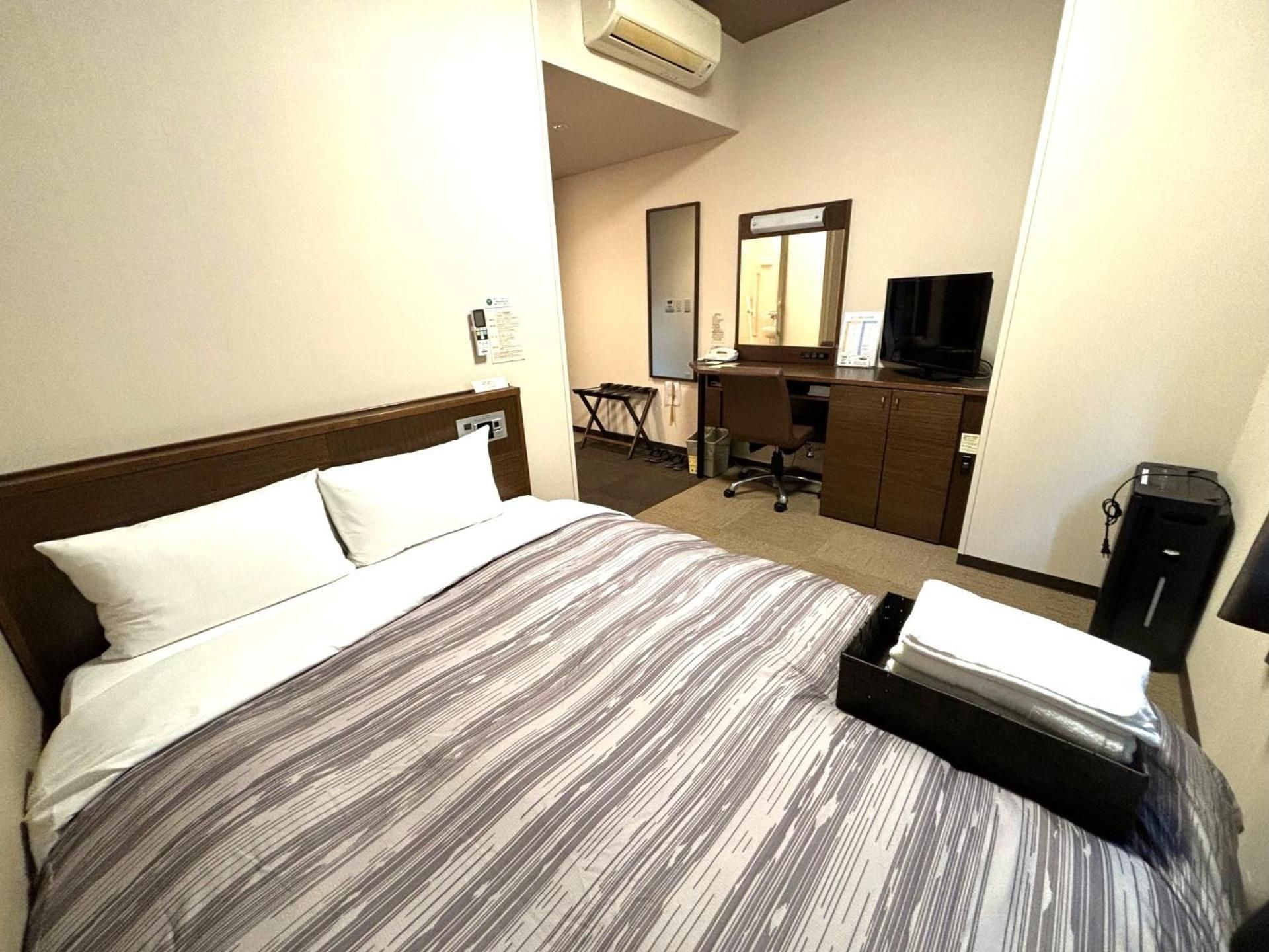 Double Room with Small Double Bed - Smoking - (Heated Tabacco Only)