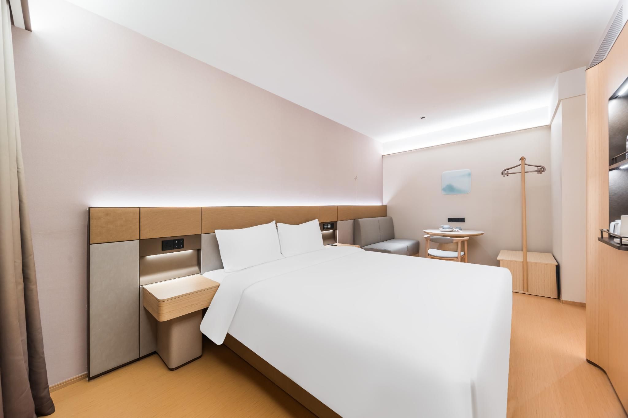 Hotel Queen Room