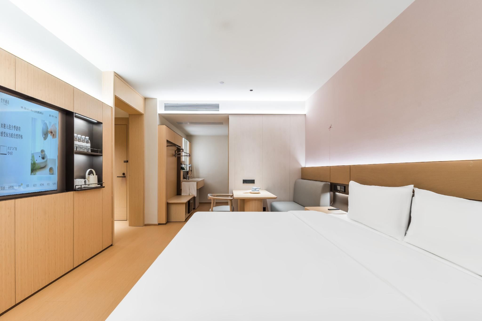 Deluxe Room Queen