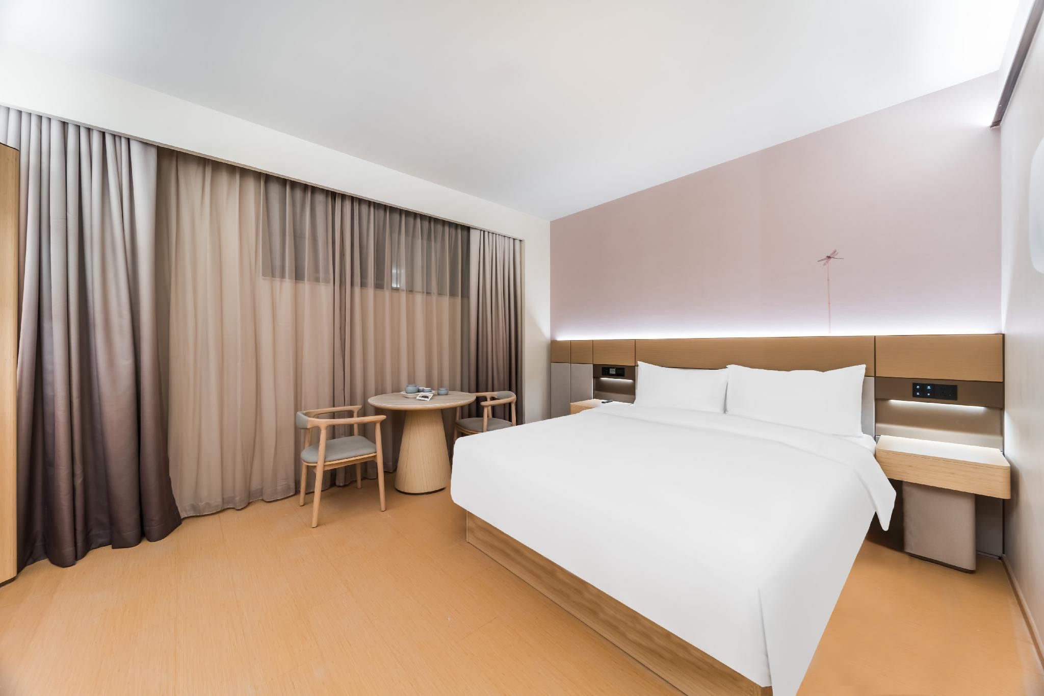 Hotel Queen Room