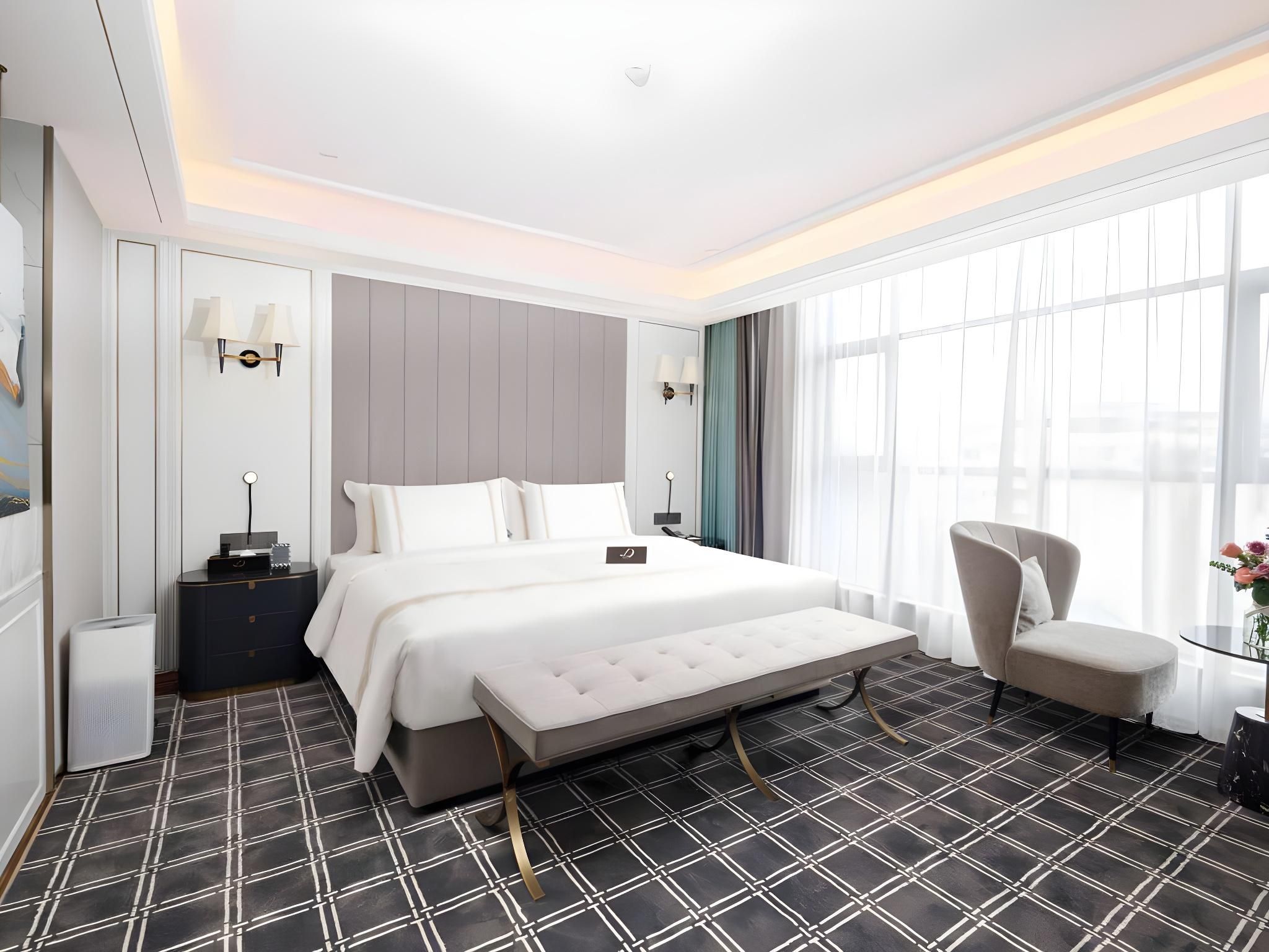 Deluxe Pure King Room