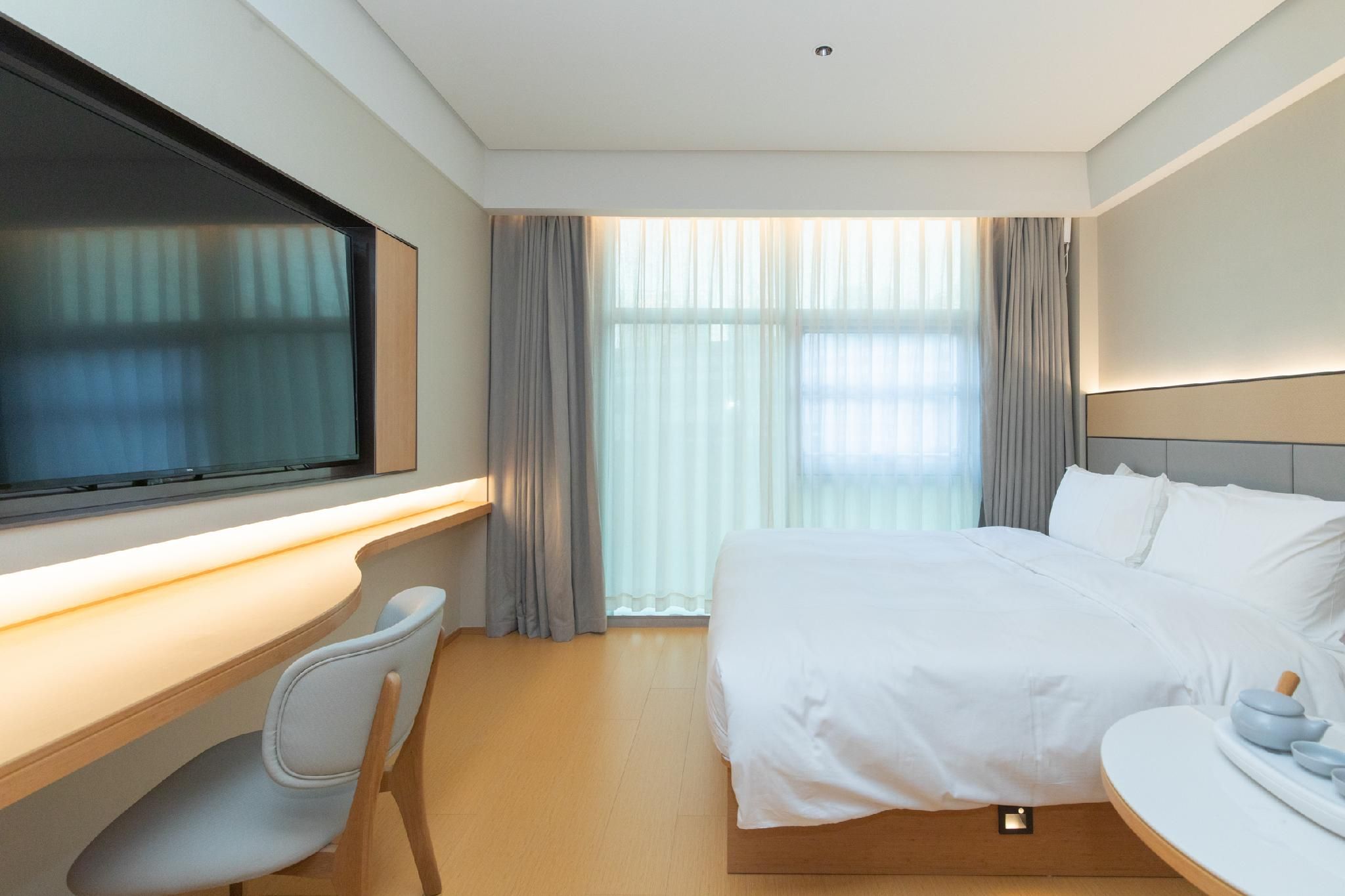 Business Queen Room