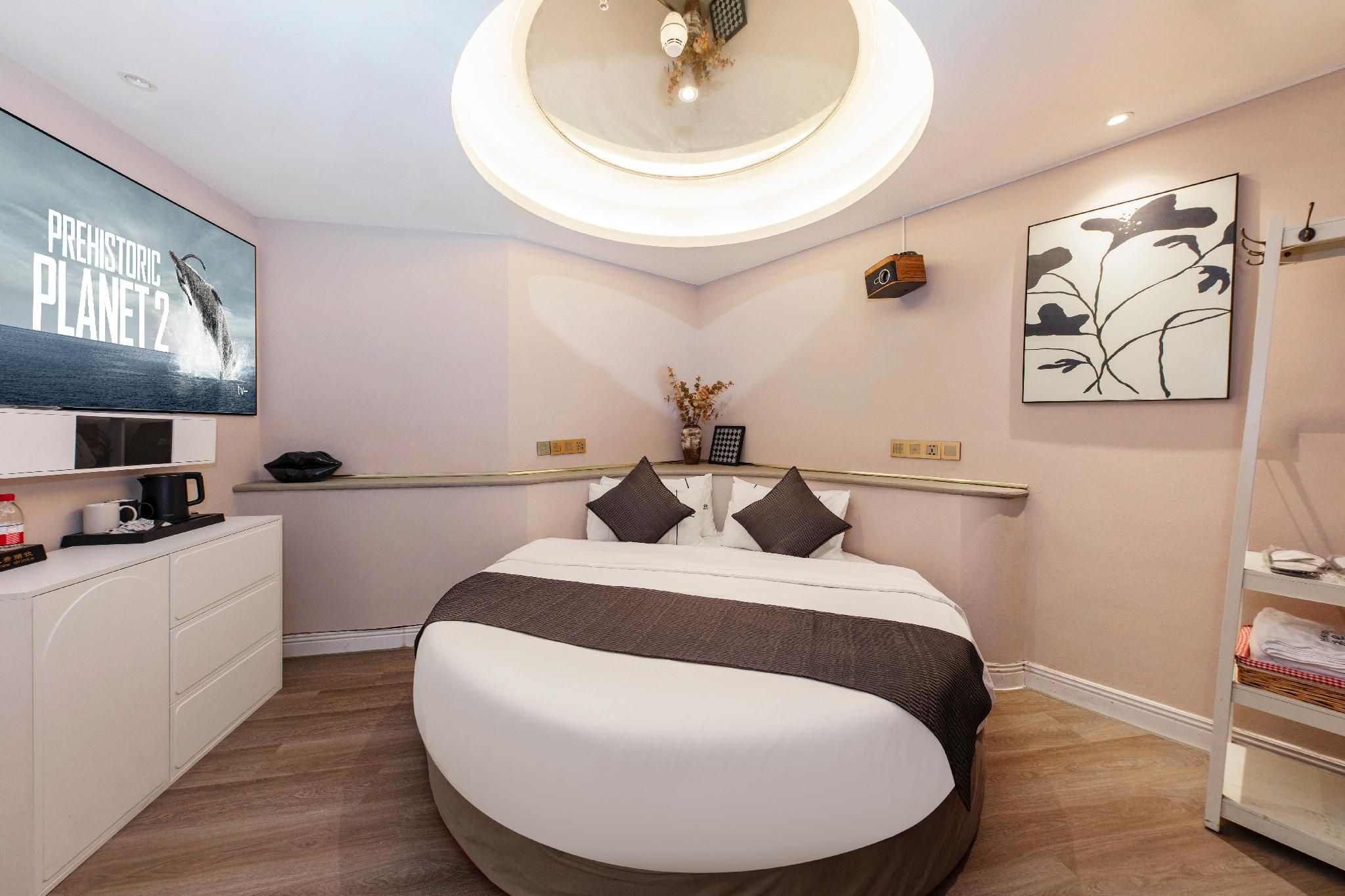 Round Bed Room