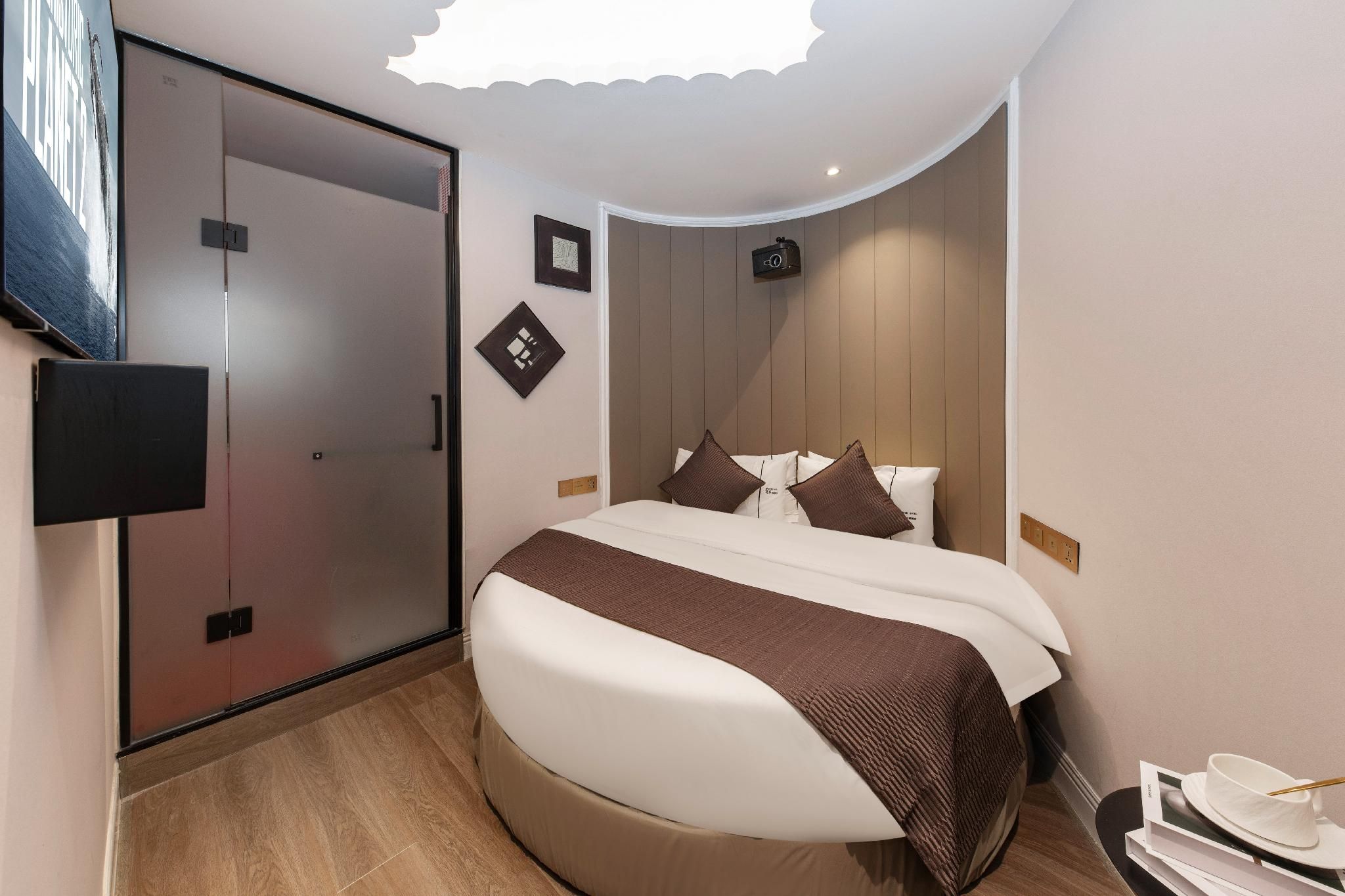 Round Bed Room