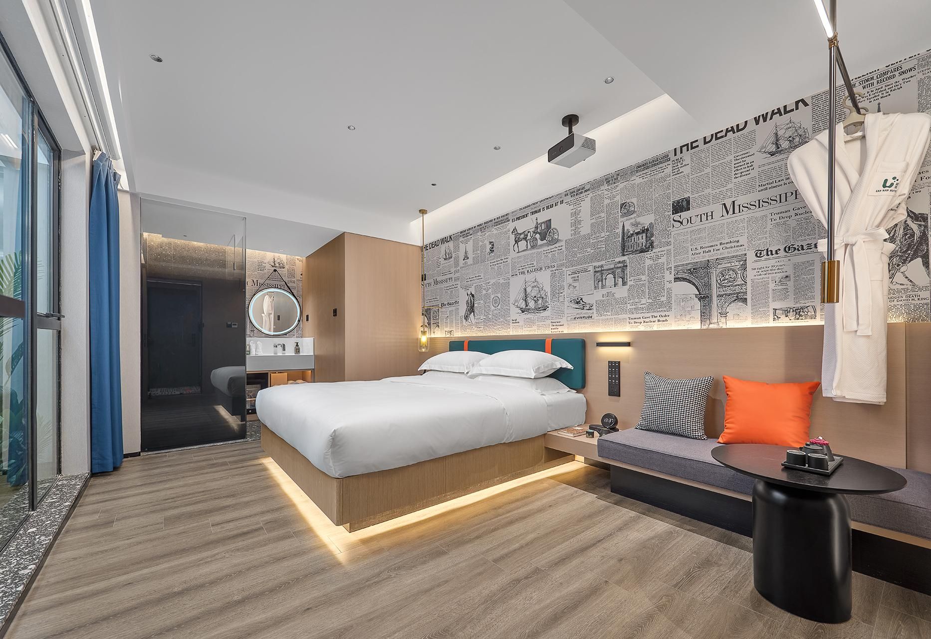 Stand Queen Room