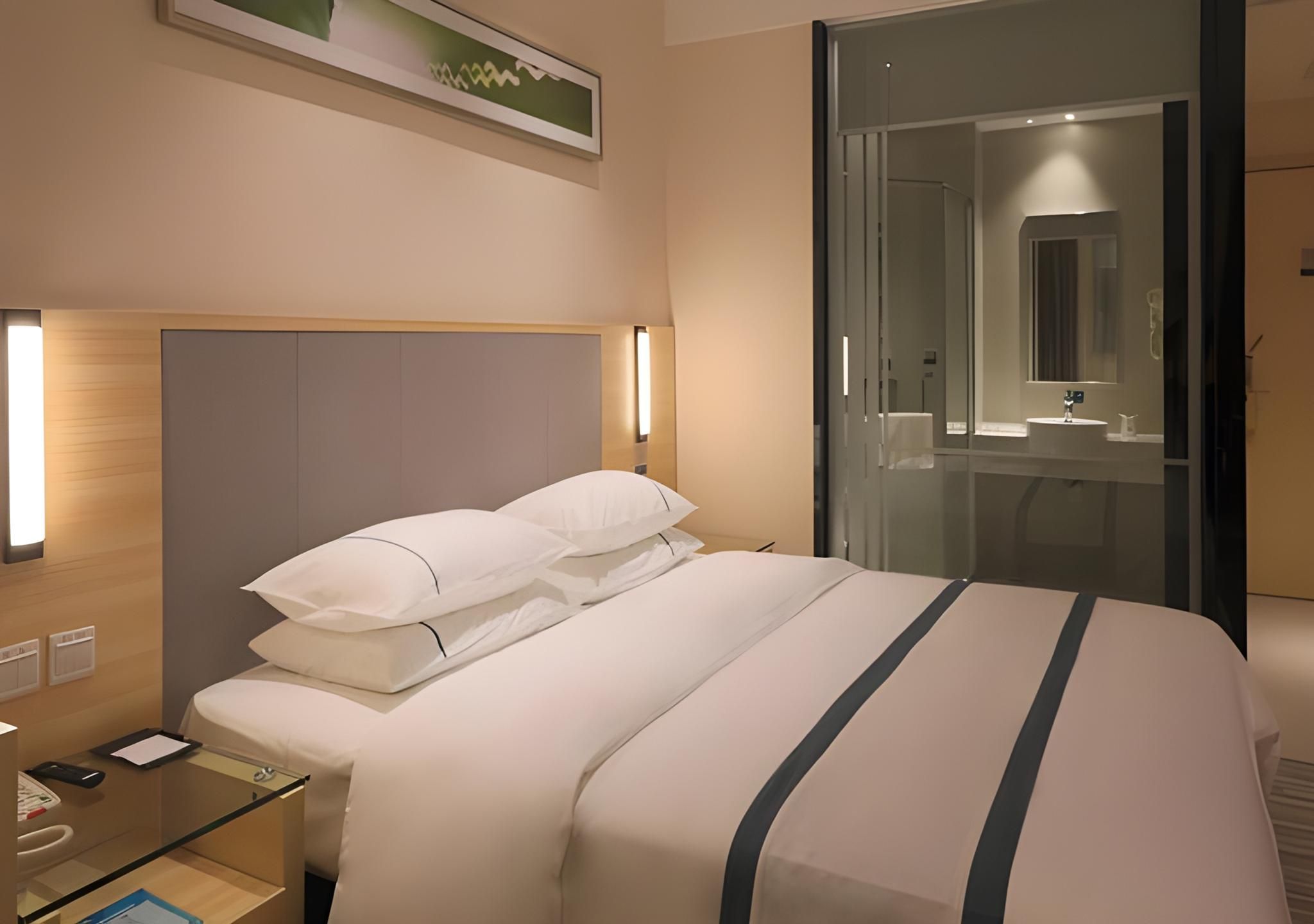 Stand Queen Room