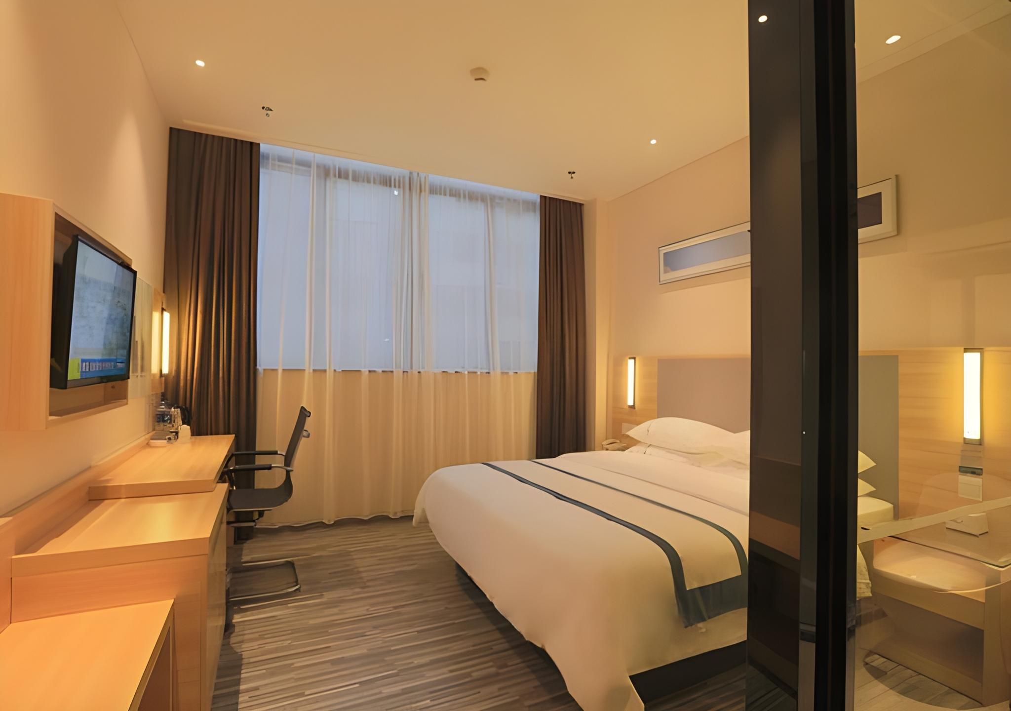 Stand Queen Room