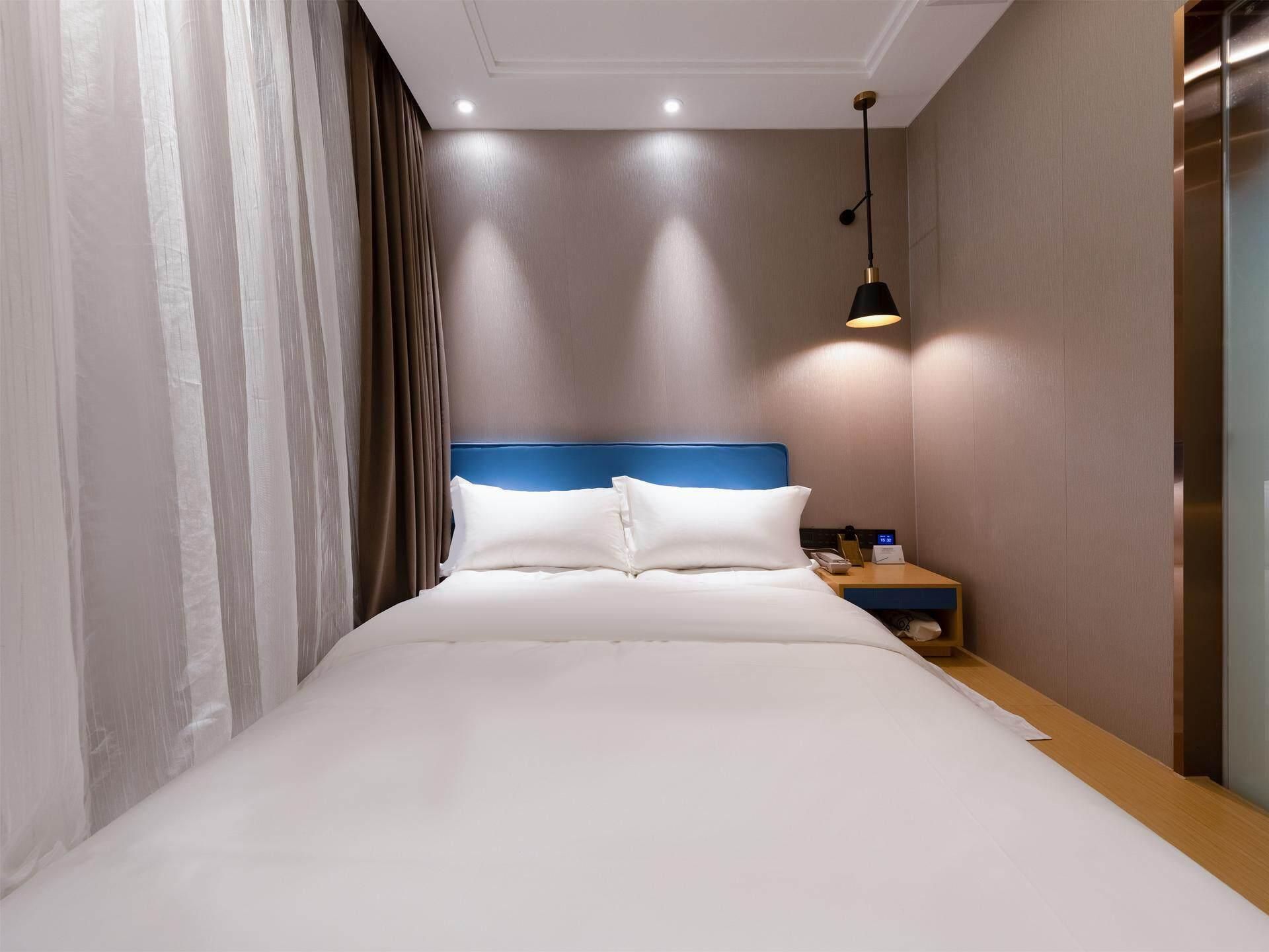 Simple King Room