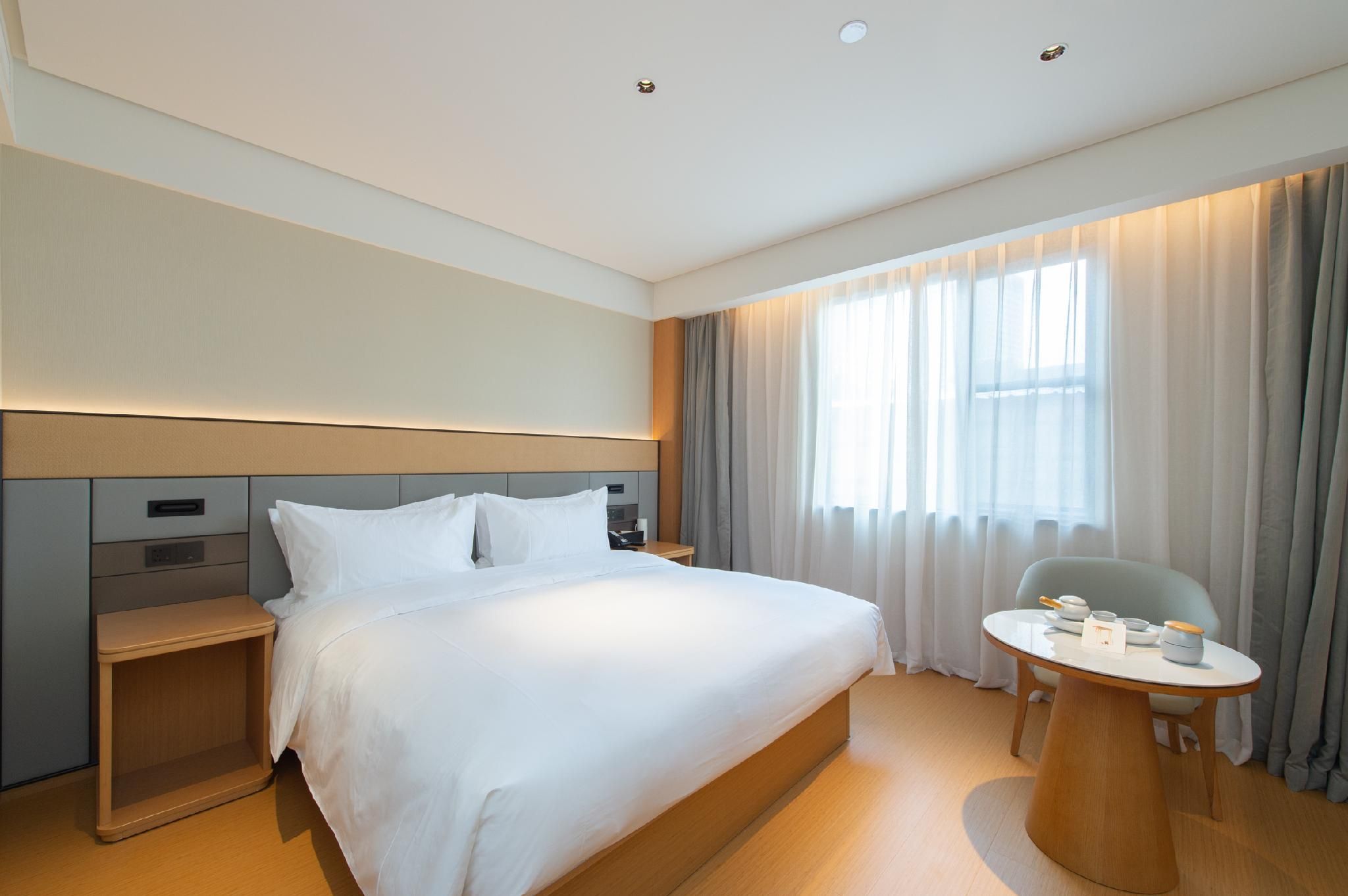 Business Queen Room